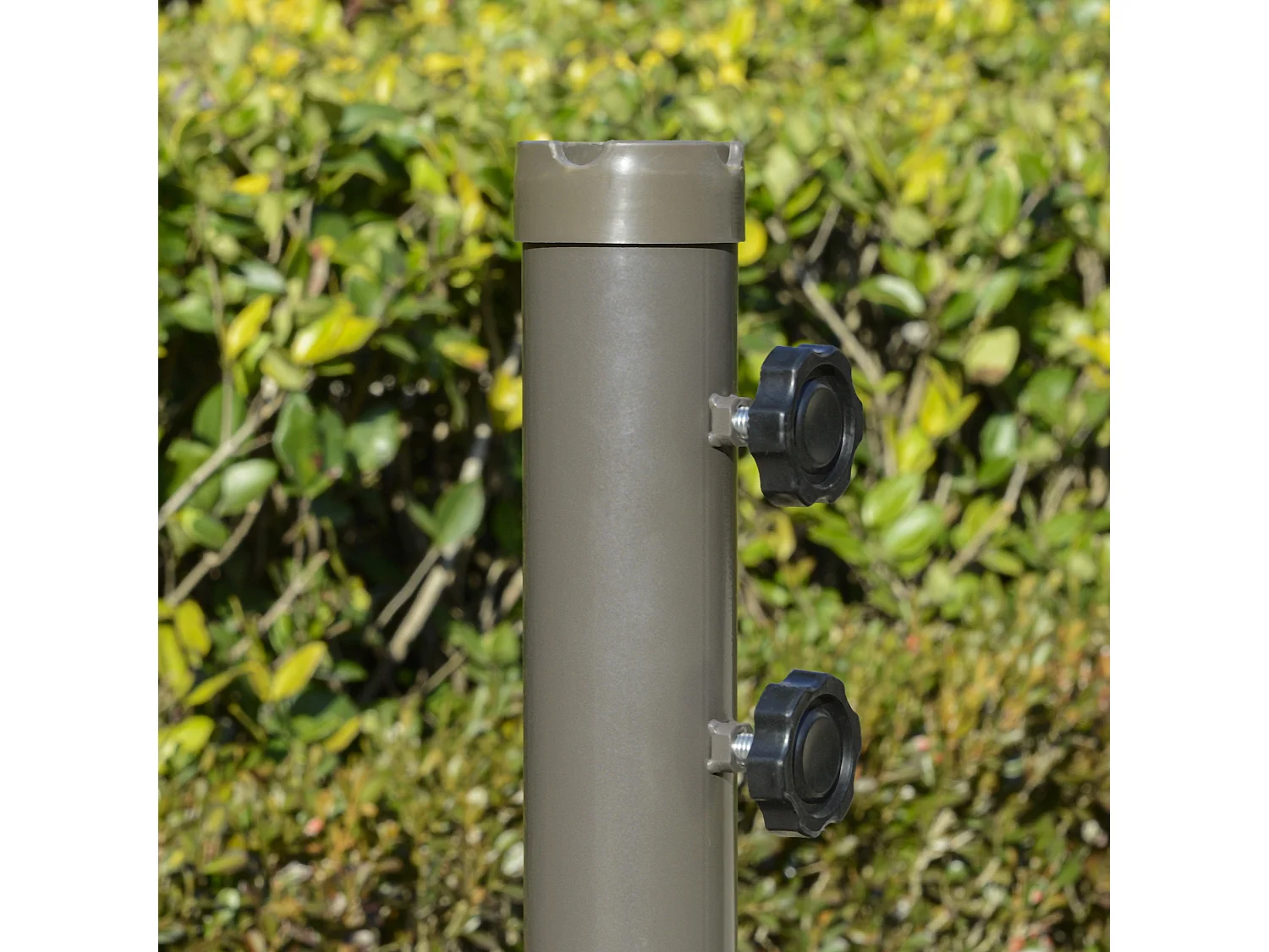 Parasol déporté octogonal inclinable manivelle Ø 2,65 x 2,45H m acier époxy polyester rouge