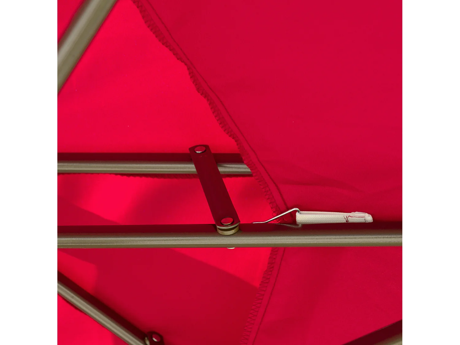 Parasol déporté octogonal inclinable manivelle Ø 2,65 x 2,45H m acier époxy polyester rouge