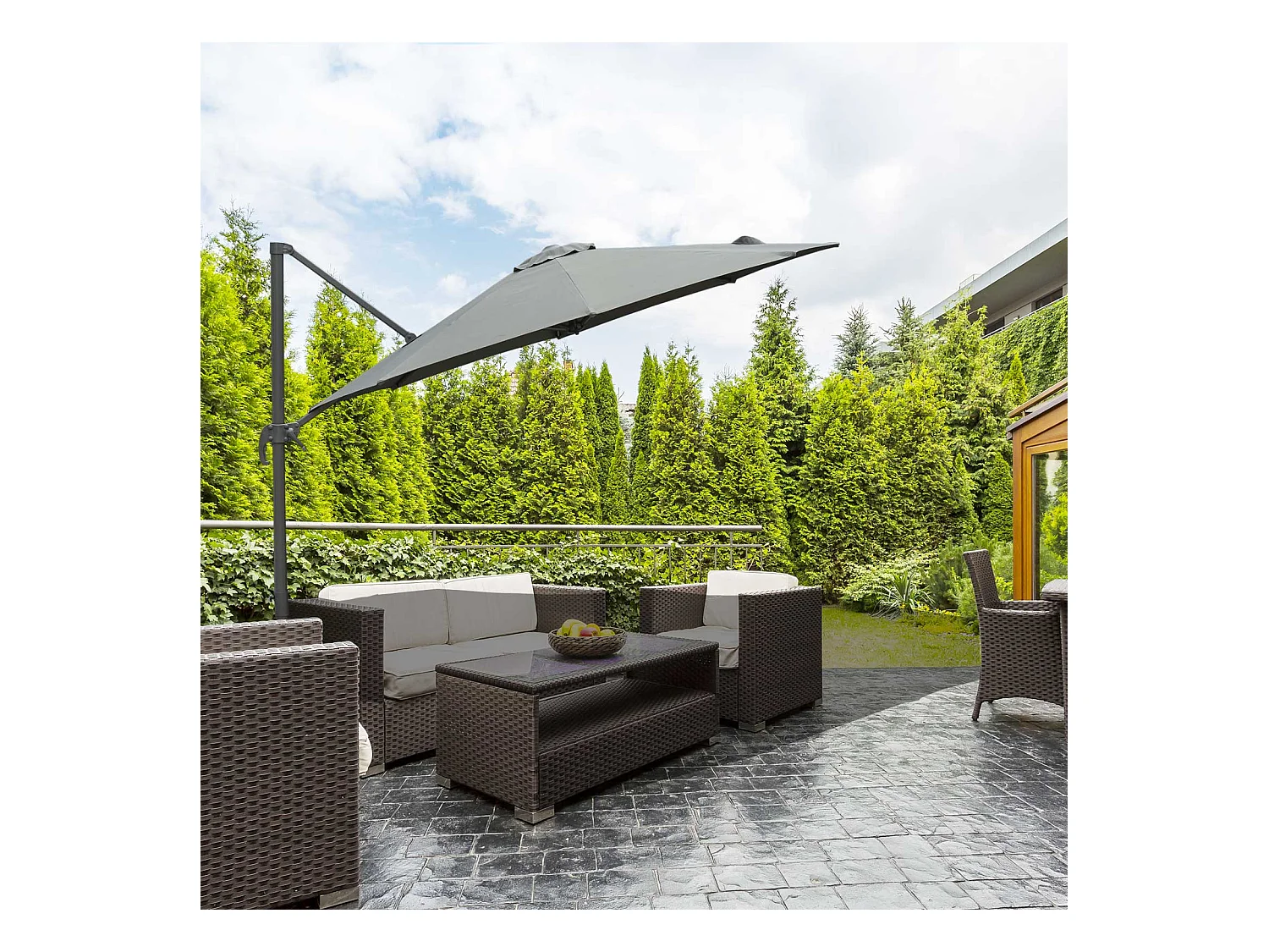 Parasol déporté octogonal inclinable rotatif 360° manivelle piètement acier mât alu. dim. Ø 2,95 x 2,5H m polyester haute densité gris