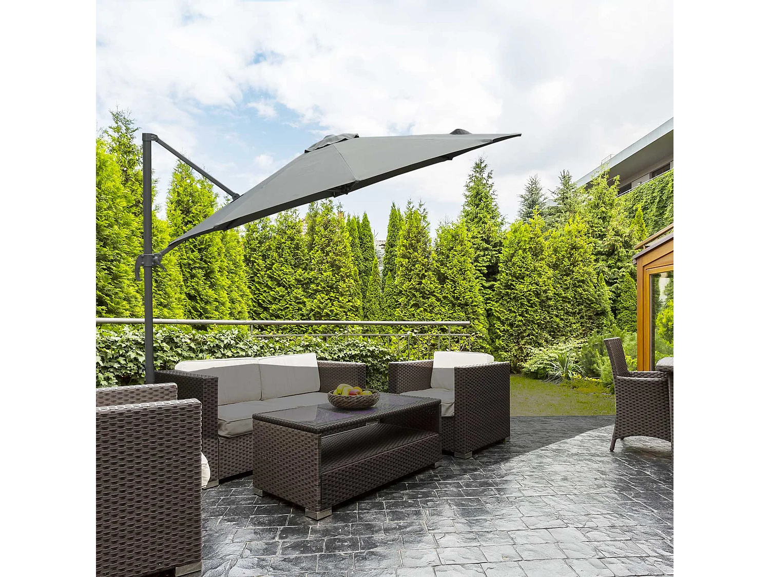 Parasol déporté octogonal inclinable rotatif 360° manivelle piètement acier mât alu. dim. Ø 2,95 x 2,5H m polyester haute densité gris