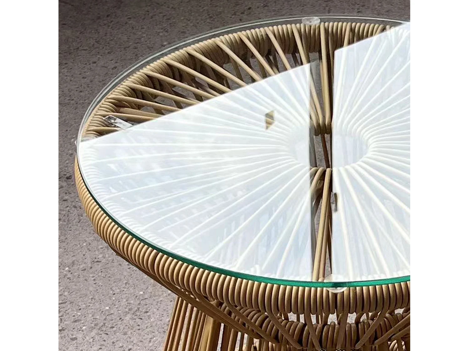 Ronde bijzettafel van gehard glas, trommeldesign, synthetisch rotan en metaal, beige (Ø40x42cm)