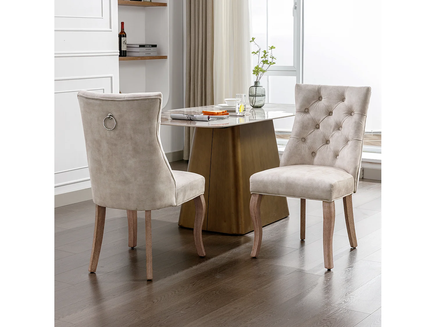 Beige fluwelen eetkamerstoel, hoge rugleuning, knopen, massief houten poten (51x57x100 cm)