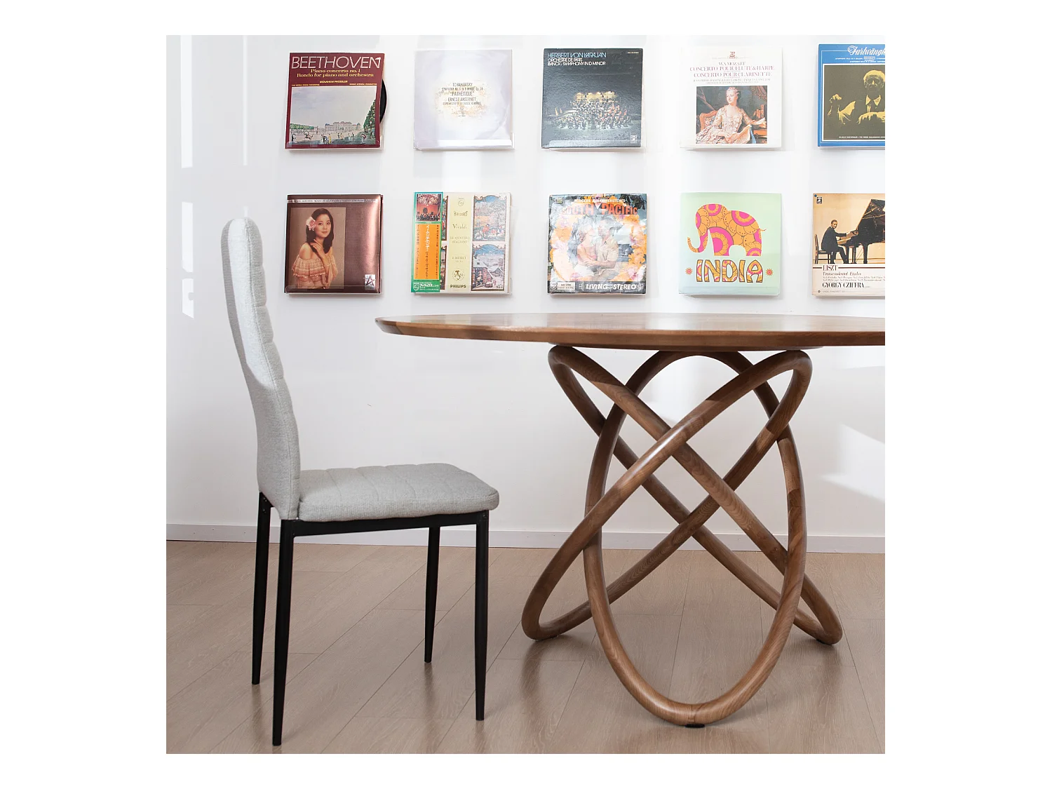 Eetkamerstoel met 4 stoelen, hoge rugleuning, gestoffeerde zitting, metalen frame, in grijs linnen (40x39x94 cm)