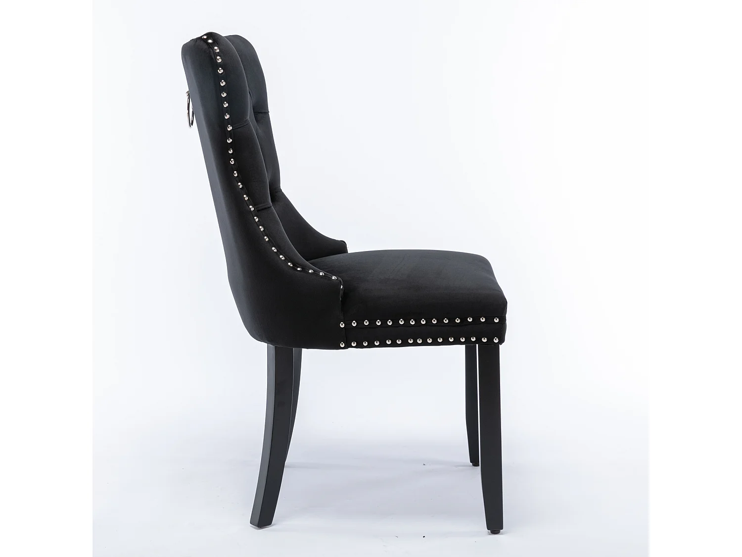 Sedia da pranzo moderna in velluto di alta qualità, schienale imbottito con gambe in legno e finiture con borchie, nera (65x50x95 cm)