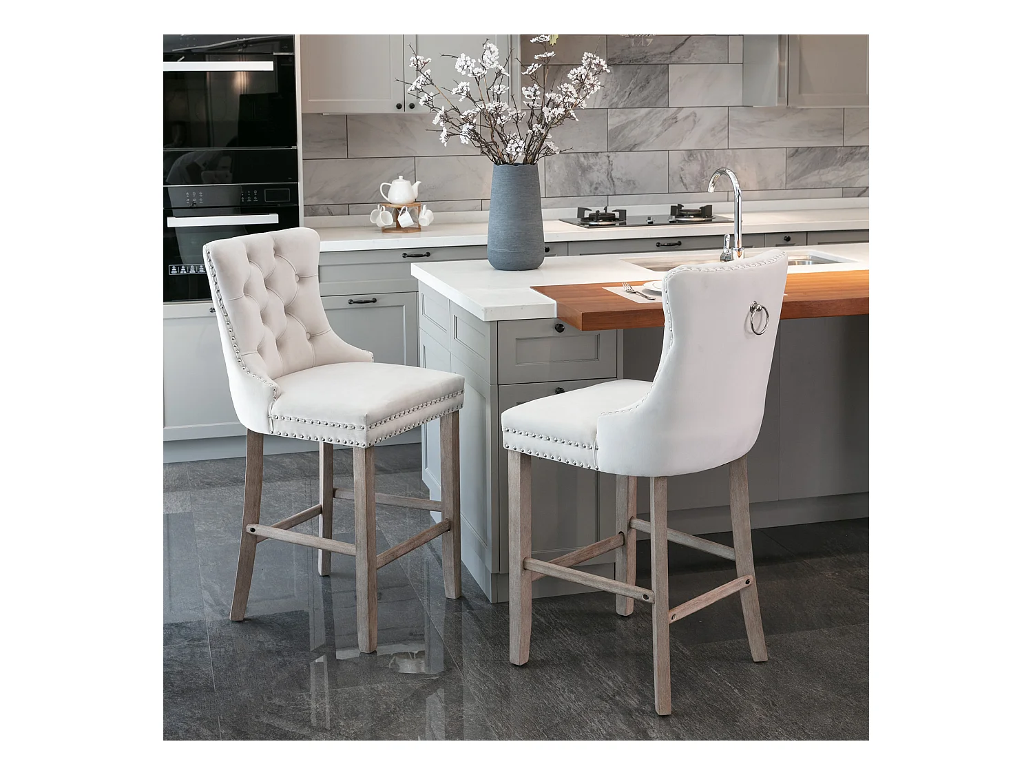 Tabouret de bar en velours rembourré, design contemporain avec pieds en bois et garniture cloutée, beige (60x50x66cm)