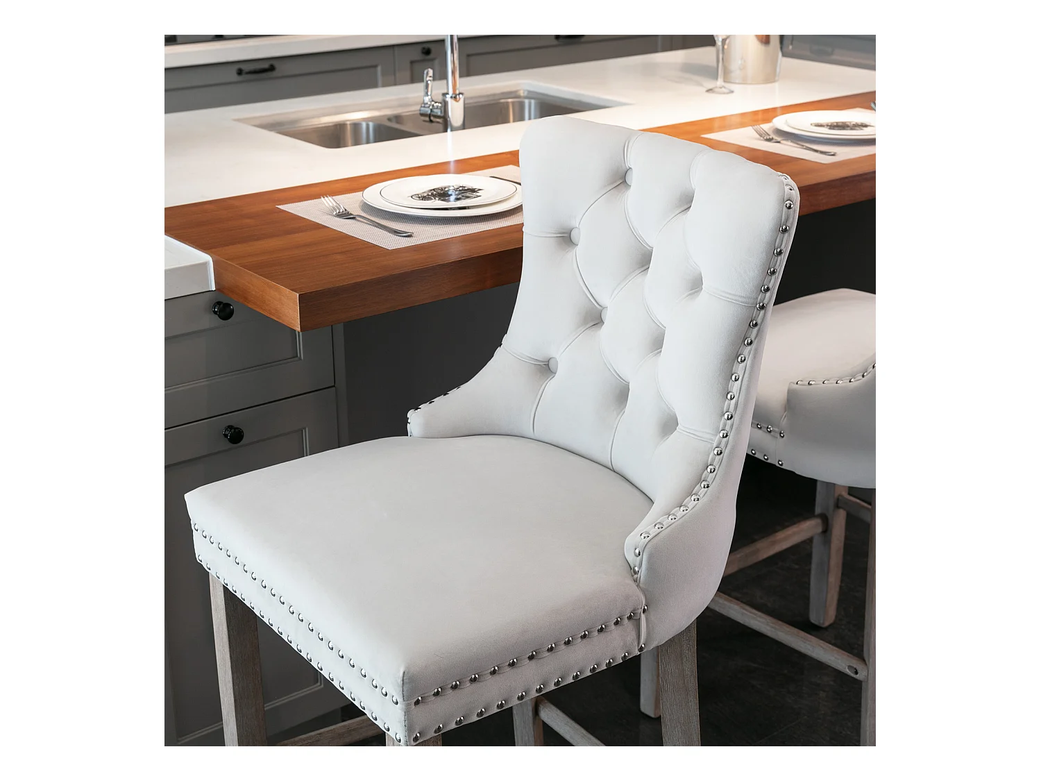 Tabouret de bar en velours rembourré, design contemporain avec pieds en bois et garniture cloutée, beige (60x50x66cm)