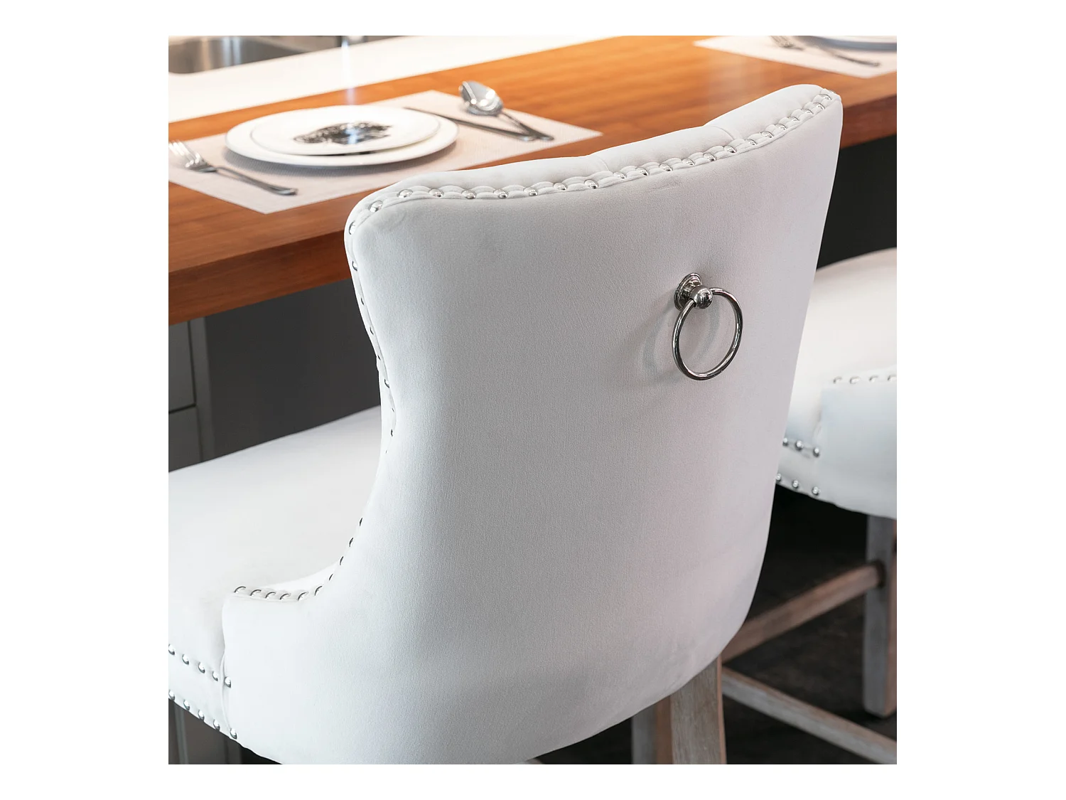 Tabouret de bar en velours rembourré, design contemporain avec pieds en bois et garniture cloutée, beige (60x50x66cm)