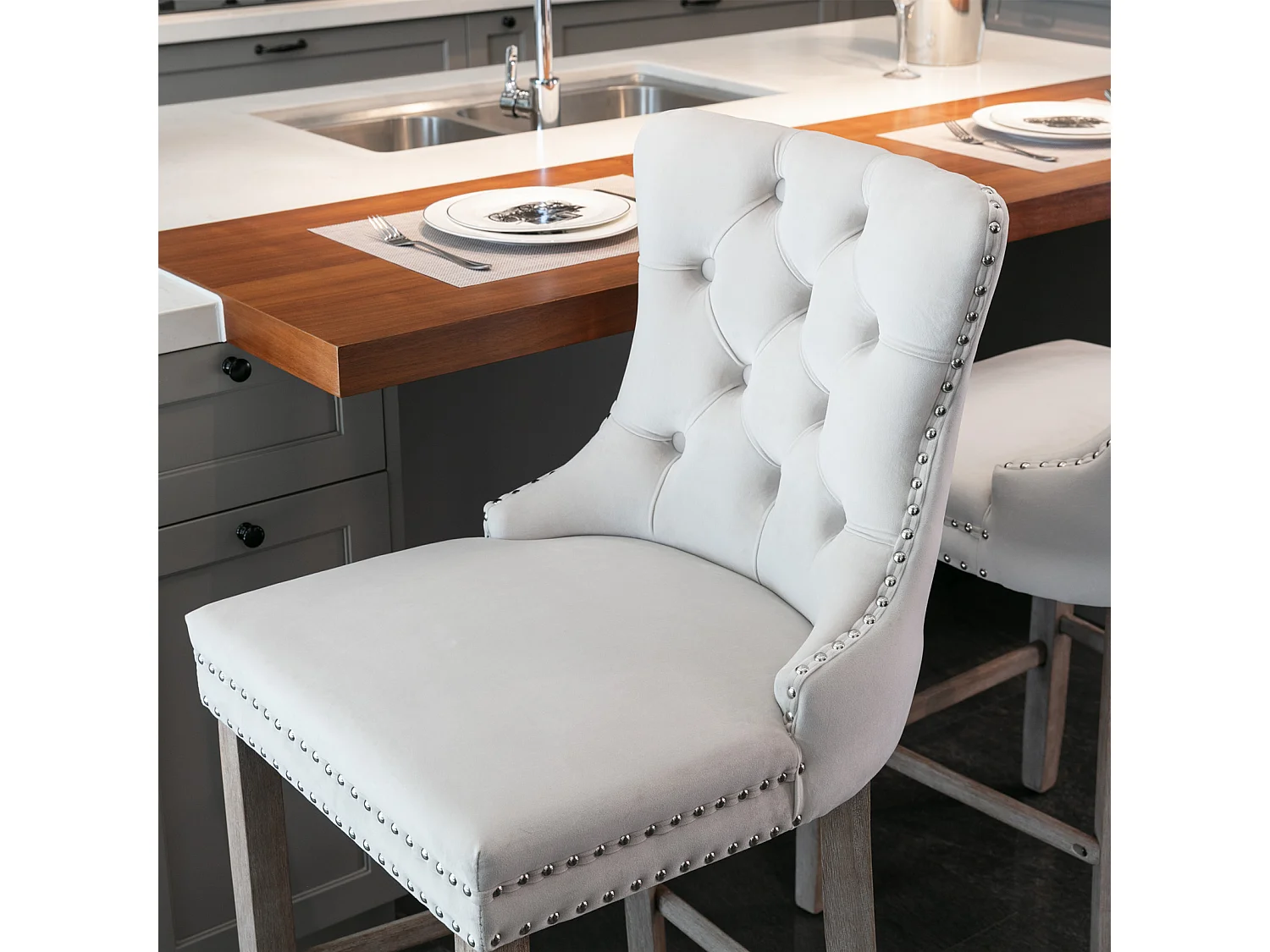 Tabouret de bar en velours rembourré, design contemporain avec pieds en bois et garniture cloutée, beige (60x50x66cm)