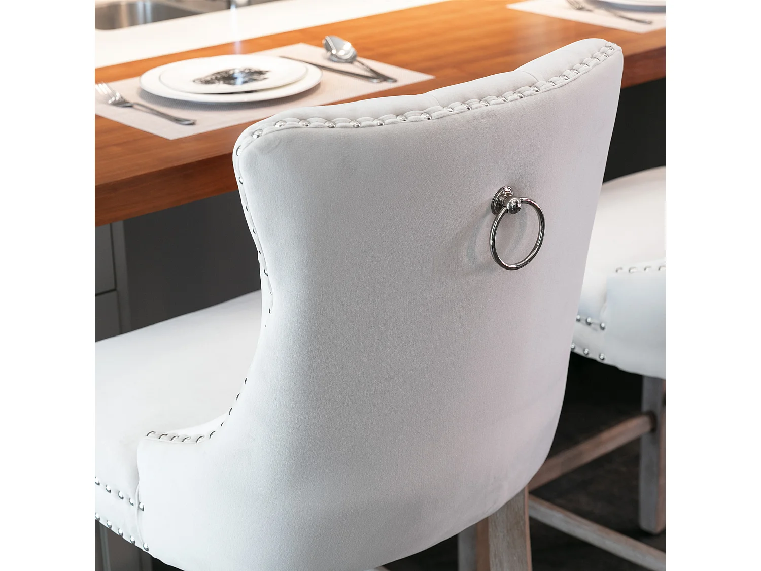 Tabouret de bar en velours rembourré, design contemporain avec pieds en bois et garniture cloutée, beige (60x50x66cm)