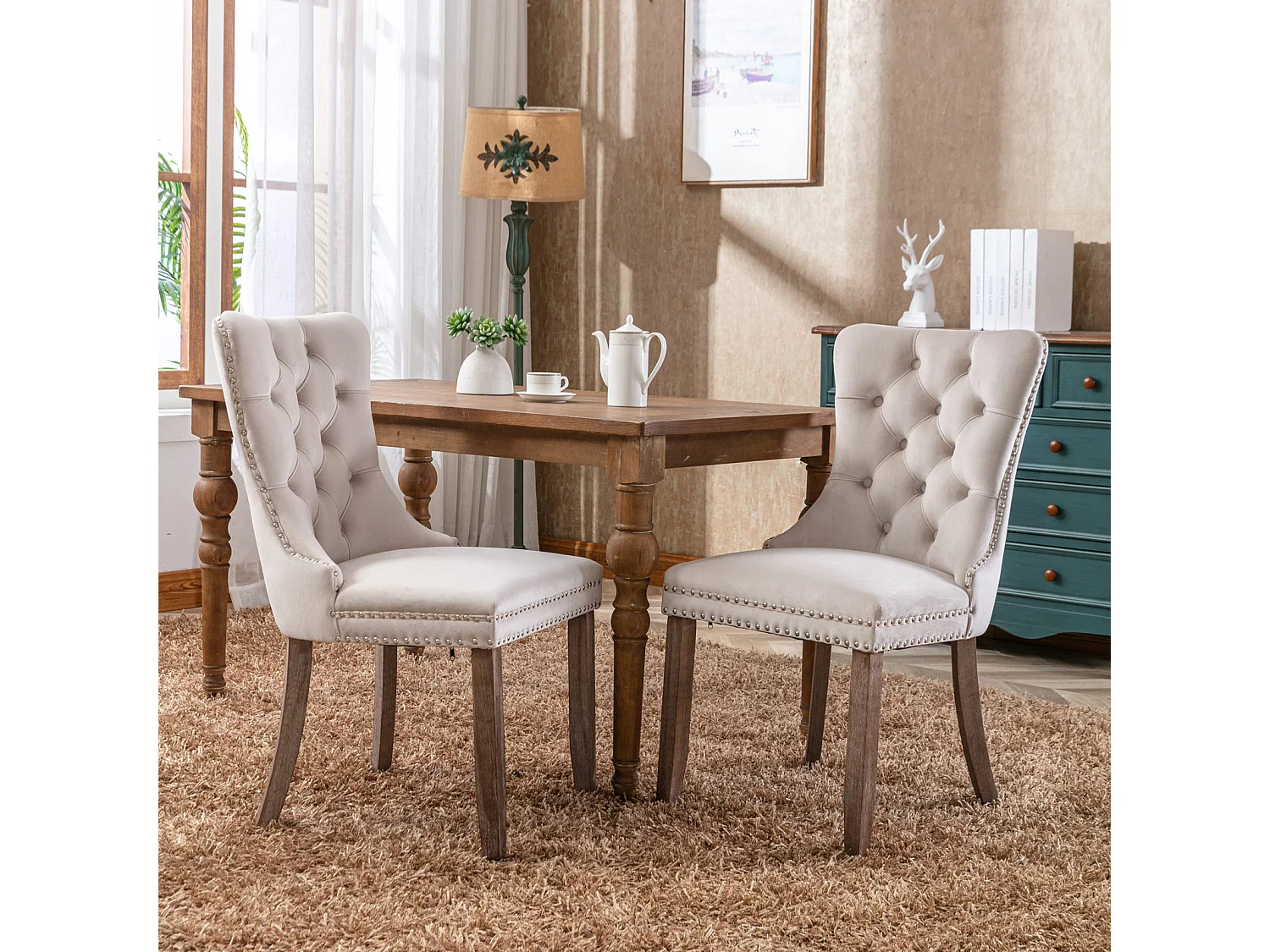 Sedia da pranzo moderna con braccioli, velluto, base in legno massello, con chiodi decorativi, beige (65x50x95 cm)