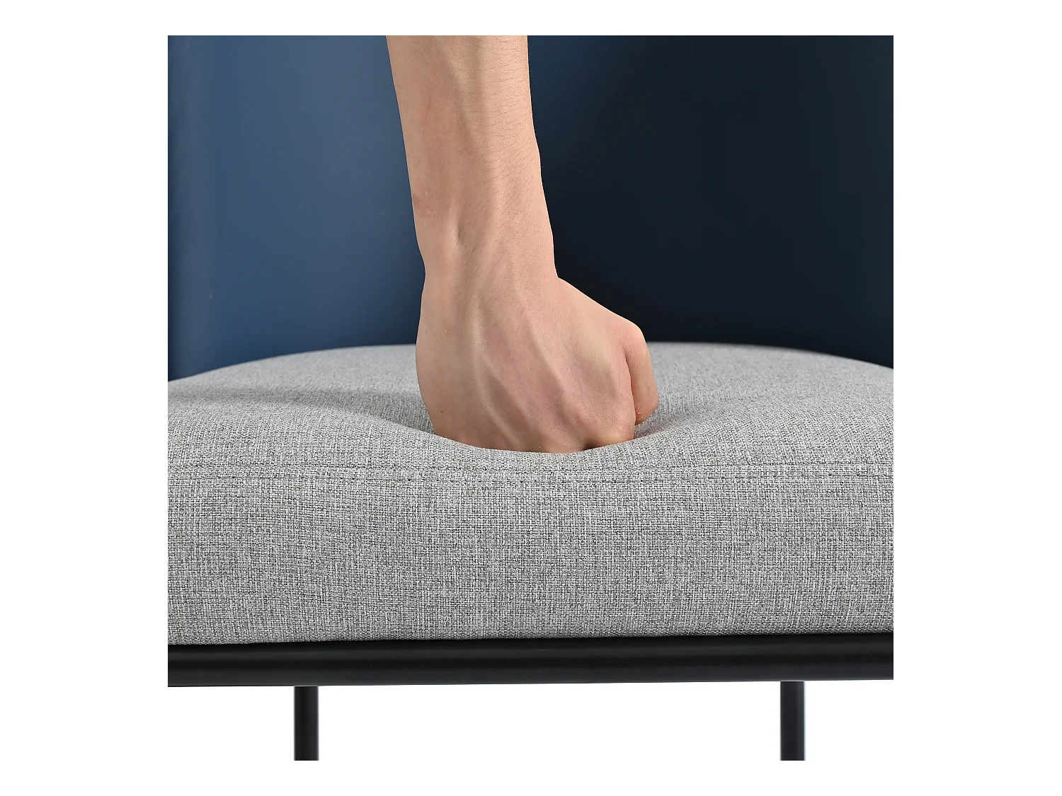 moderne designstoelen met schuine poten, metaal en hout, grijs en marineblauw (55x55x85cm)