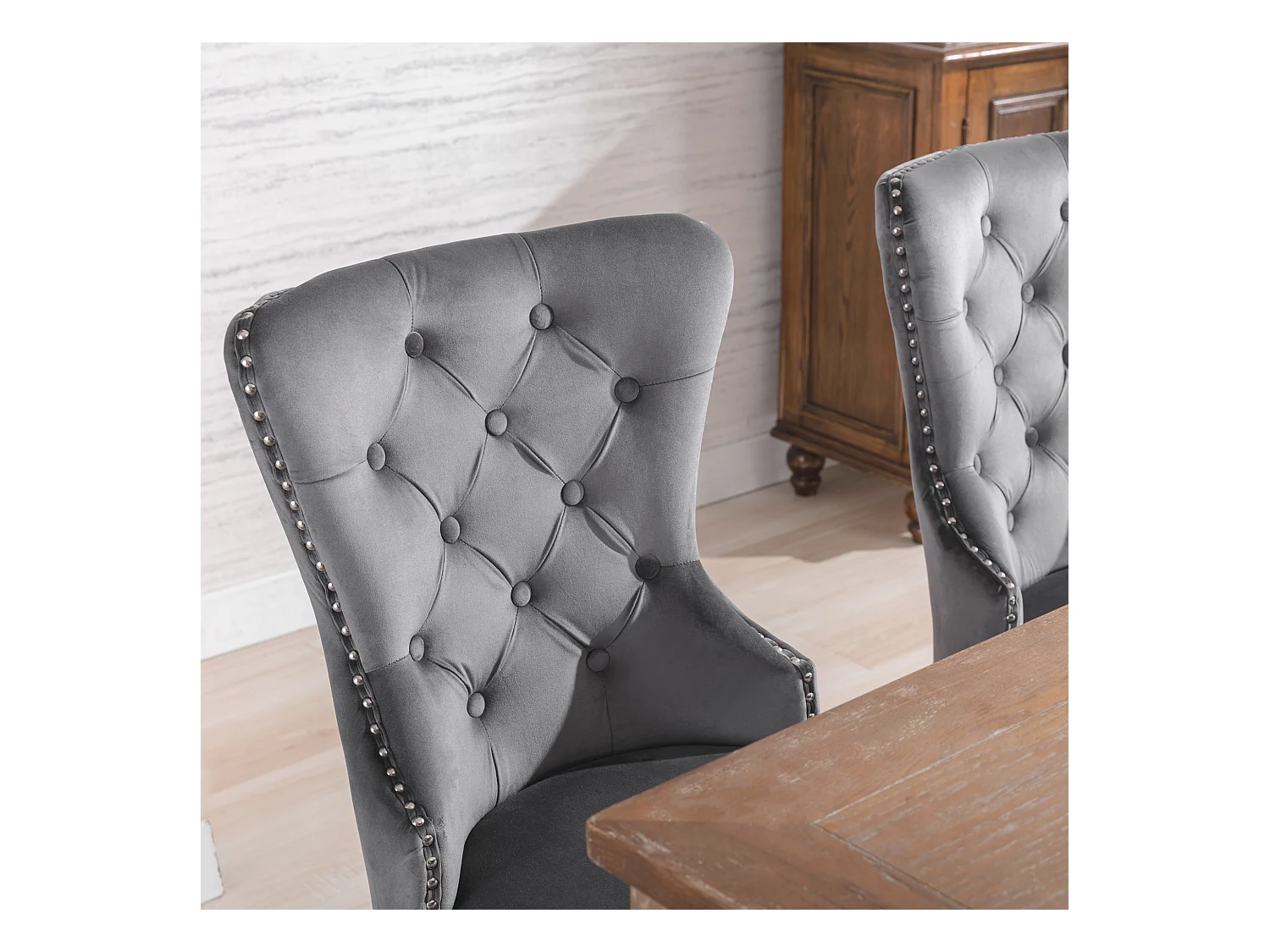 Set van 2 eetkamerstoelen met knopen, eikenhouten poten, chromen studs en spijkerdetails, grijs fluweel (53x54x97 cm)