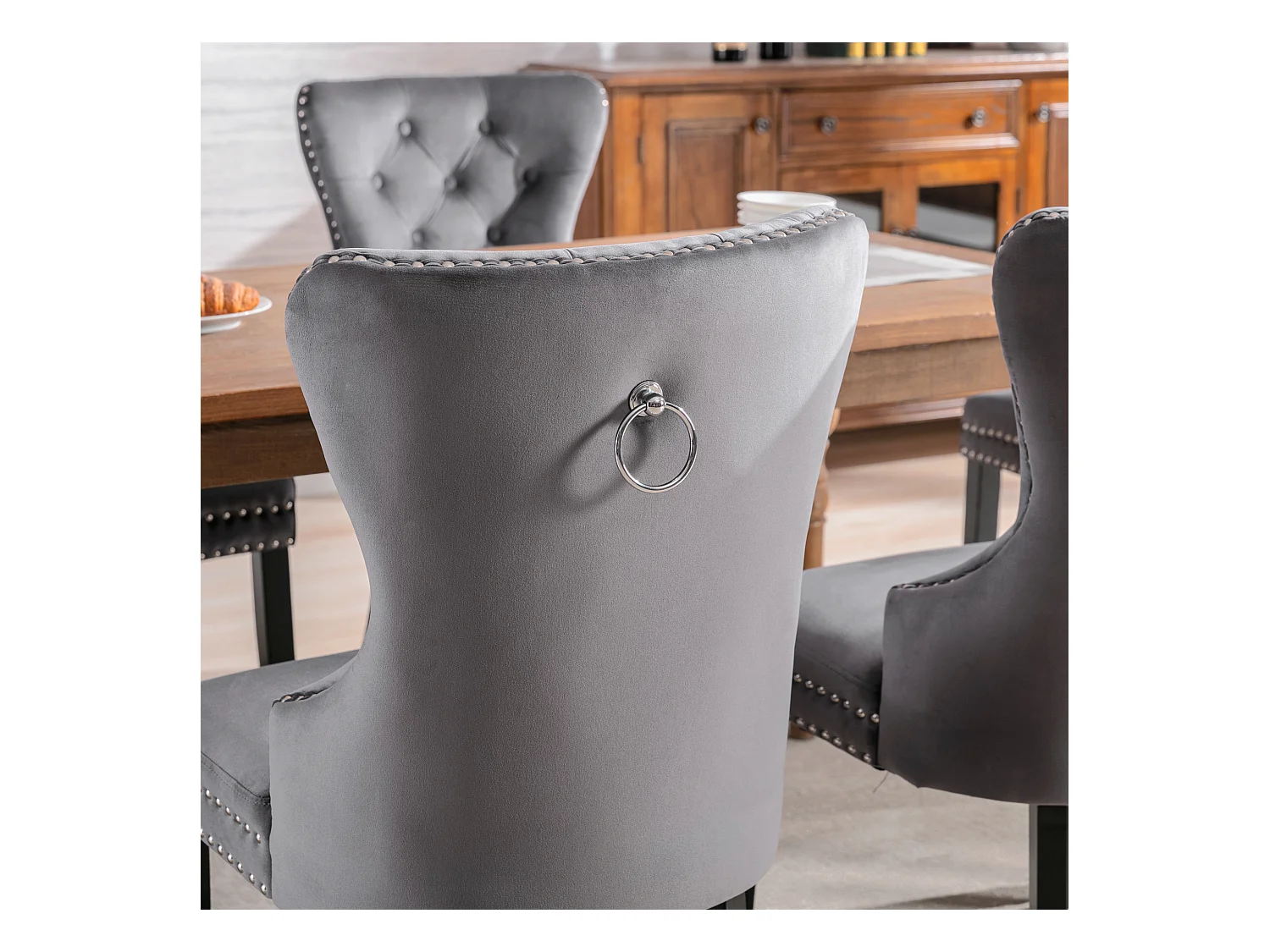 Set van 2 eetkamerstoelen met knopen, eikenhouten poten, chromen studs en spijkerdetails, grijs fluweel (53x54x97 cm)