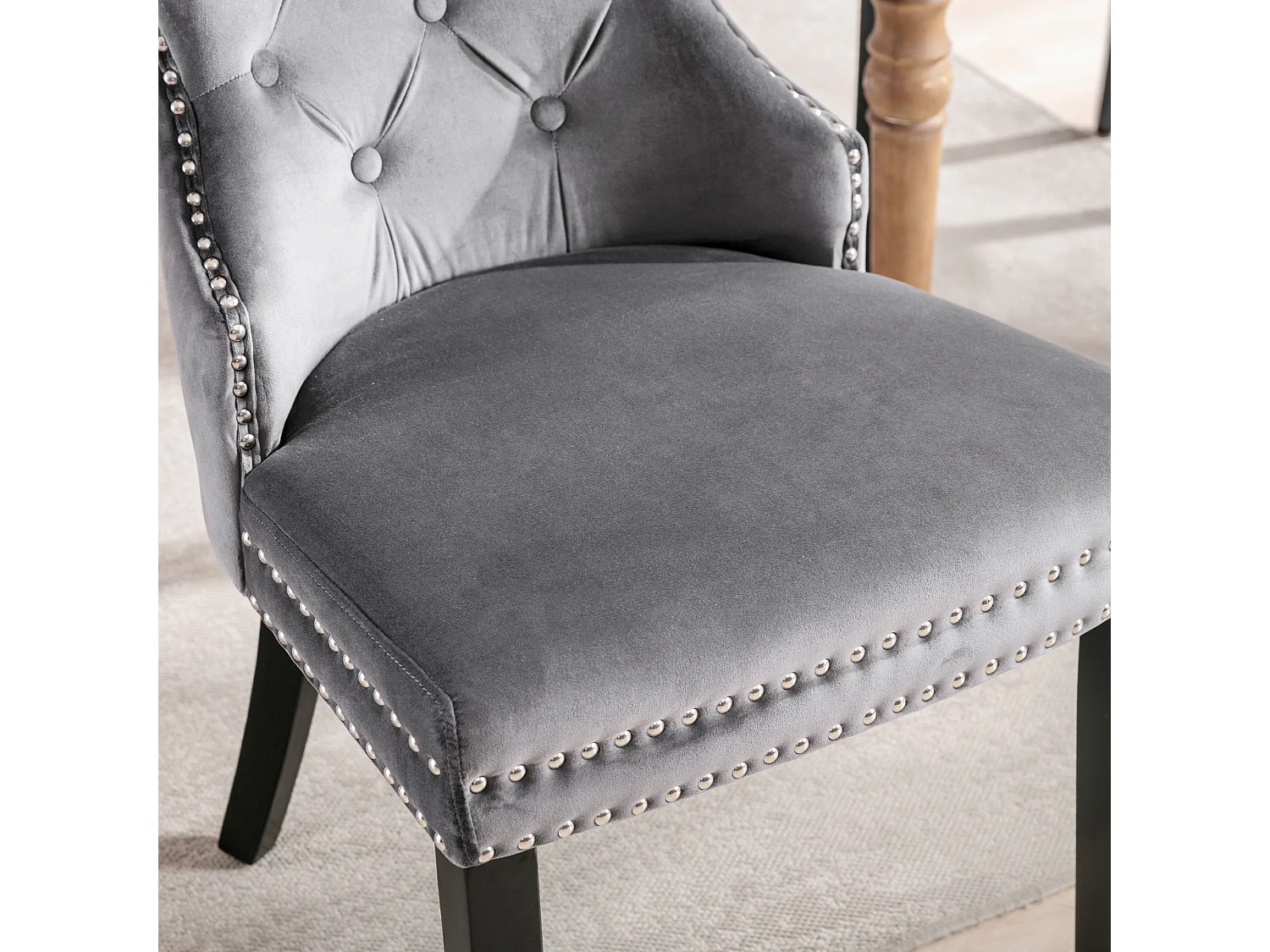 Lot de 2 chaises de salle à manger avec boutons, pieds en chêne, clous chromés et détail de clous, velours gris (53x54x97 cm)