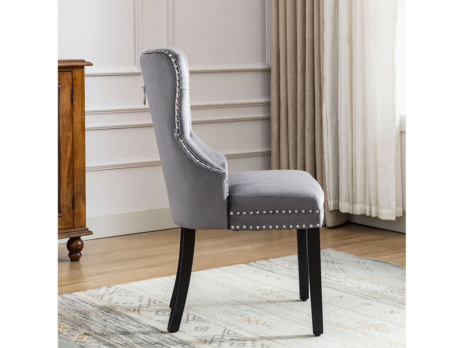 Lot de 2 chaises de salle à manger avec boutons, pieds en chêne, clous chromés et détail de clous, velours gris (53x54x97 cm)