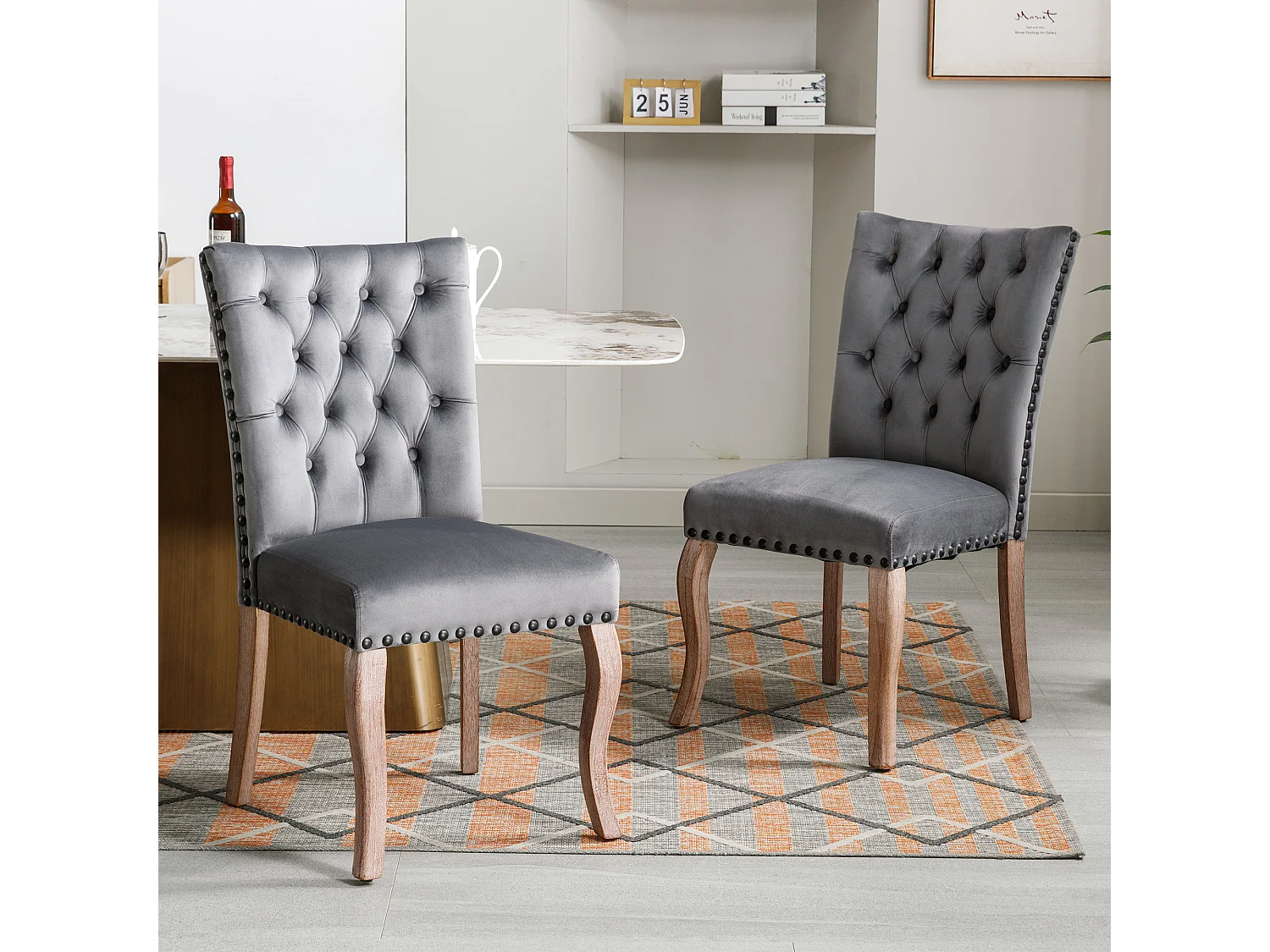 Chaise de salle à manger avec dossier décoré, en velours gris, pieds en bois massif, avec clous décoratifs, lot de 2 (49x63x95 cm)