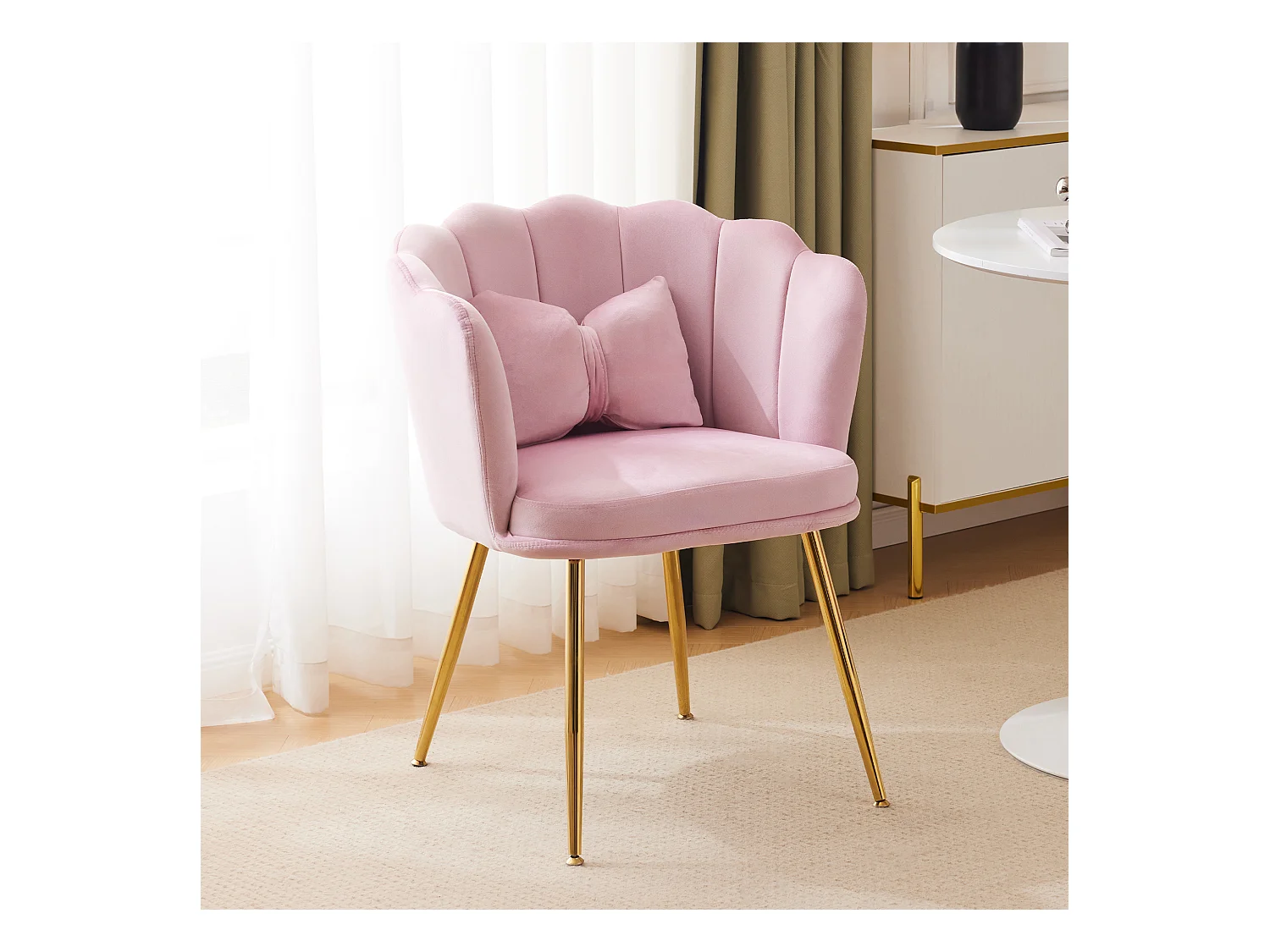 Poltrona moderna in velluto con schienale a forma di petalo e gambe in metallo dorato, cuscino decorativo (63x58x77 cm)