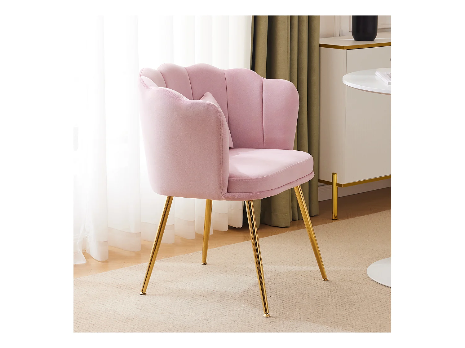 Poltrona moderna in velluto con schienale a forma di petalo e gambe in metallo dorato, cuscino decorativo (63x58x77 cm)