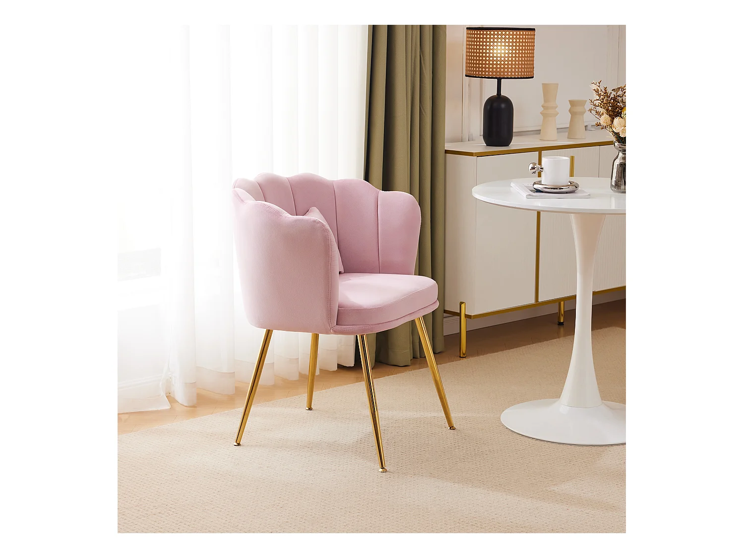 Poltrona moderna in velluto con schienale a forma di petalo e gambe in metallo dorato, cuscino decorativo (63x58x77 cm)