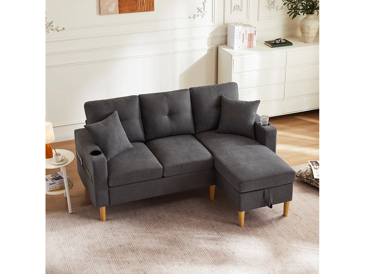 Moderno sofá esquinero de 3 plazas con chaise longue, espacio de almacenaje, portavasos, 2 cojines incluidos, tejido de algodón y lino, gris claro (175x129x90 cm)