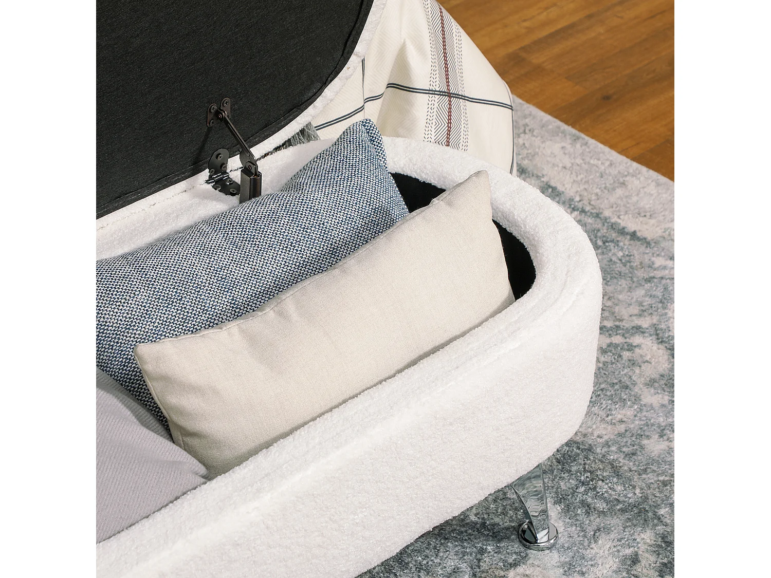 Panca contenitore imbottita, velluto teddy, struttura in metallo, bianco (114x47x46,5cm)