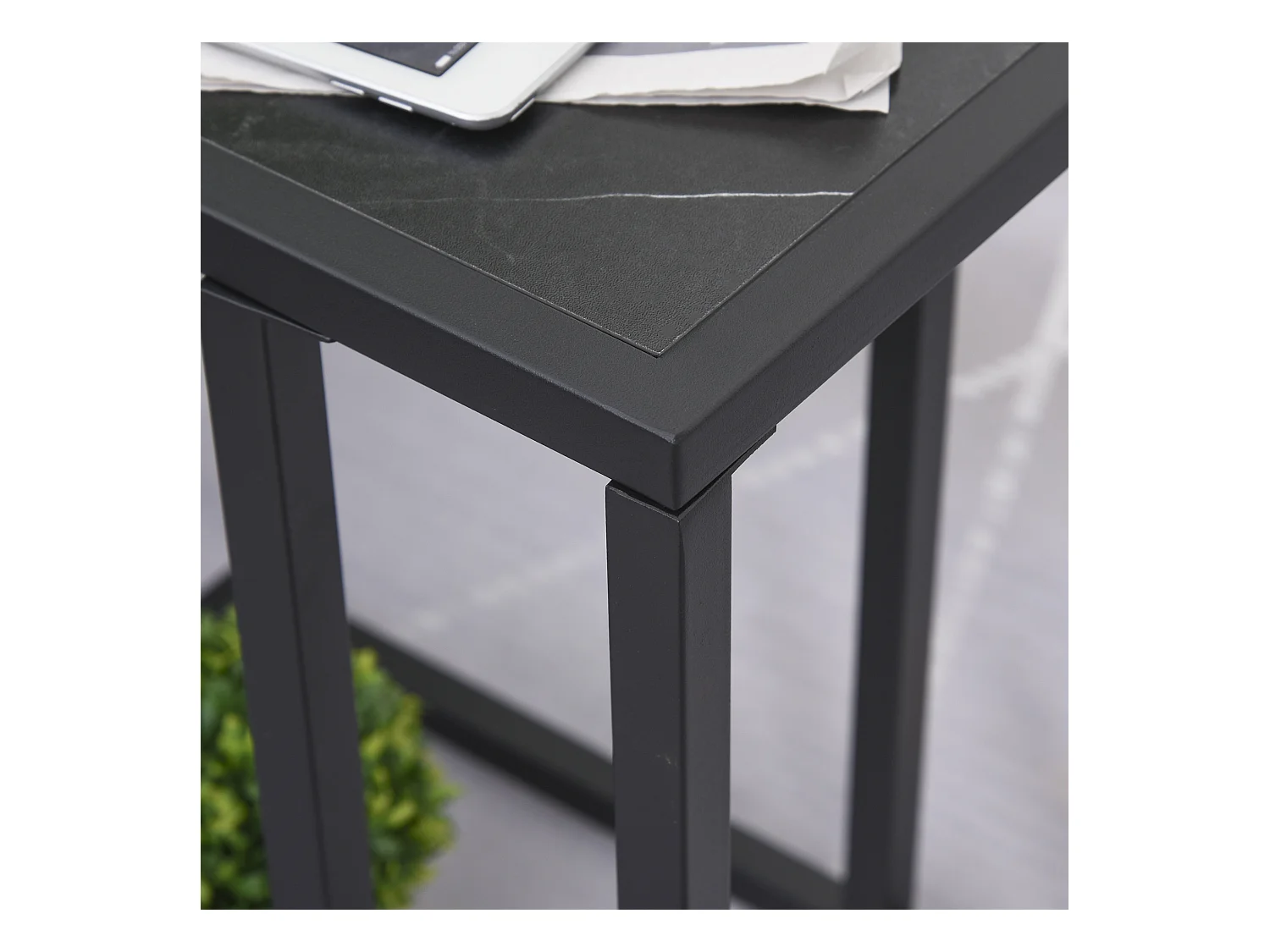 Mesa auxiliar de diseño, tapa imitación mármol, estructura de metal negro, para salón y dormitorio (45x30x51,5cm)