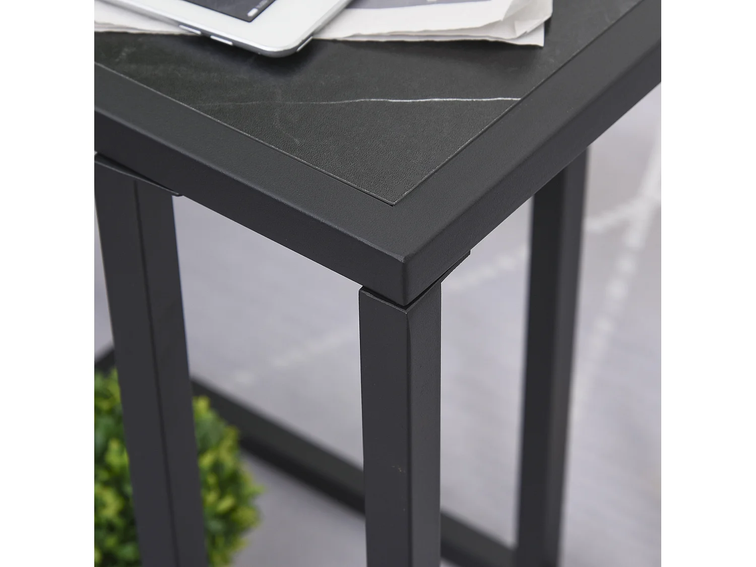 Mesa auxiliar de diseño, tapa imitación mármol, estructura de metal negro, para salón y dormitorio (45x30x51,5cm)