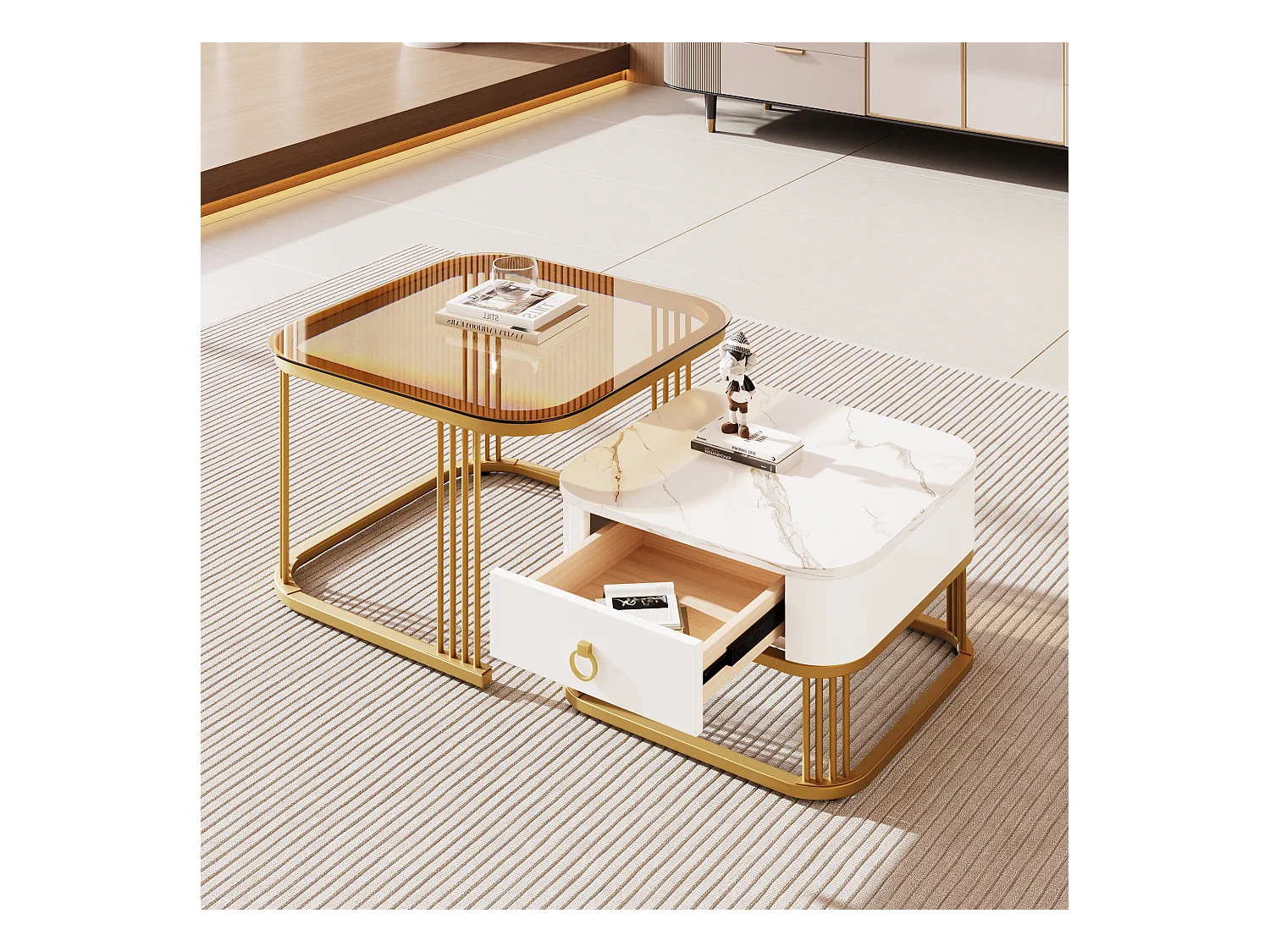 Tavolino da caffè impilabile in 2 pezzi, MDF, design moderno, con dettagli dorati, piano in vetro color tè e marmo (60x60x42,5 cm e 50x50x34 cm)