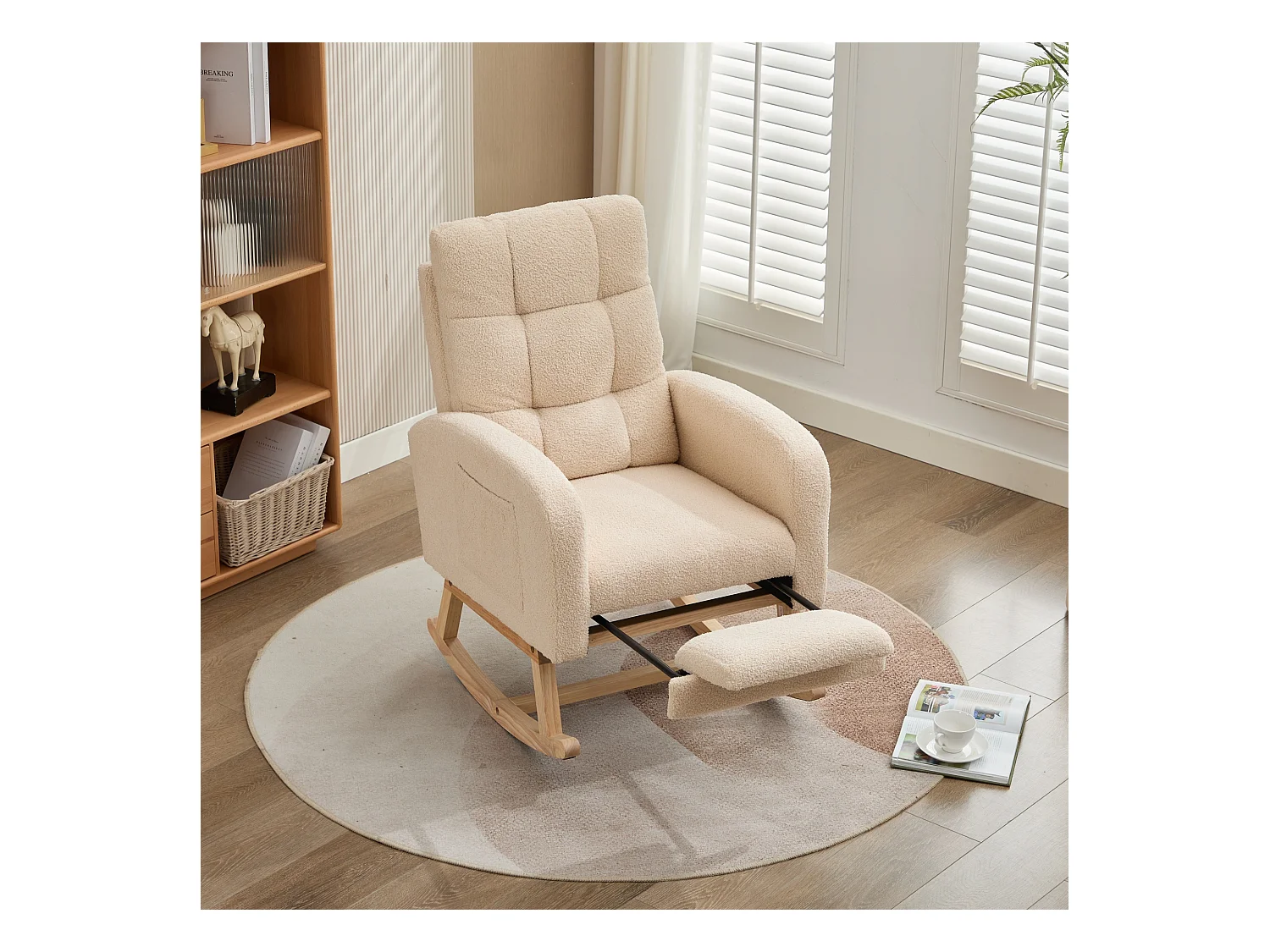 Fauteuil à bascule en velours Tissu peluche, structure en bois massif, couleur beige avec repose-pieds intégré (132x50x99cm)