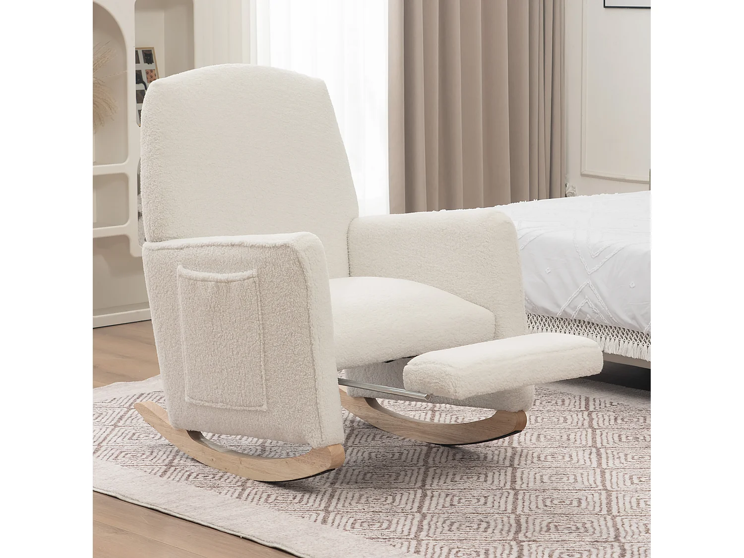 Poltrona a dondolo con pouf, poltrona relax, schienale alto, in tessuto felpato bianco (67x126x98 cm)