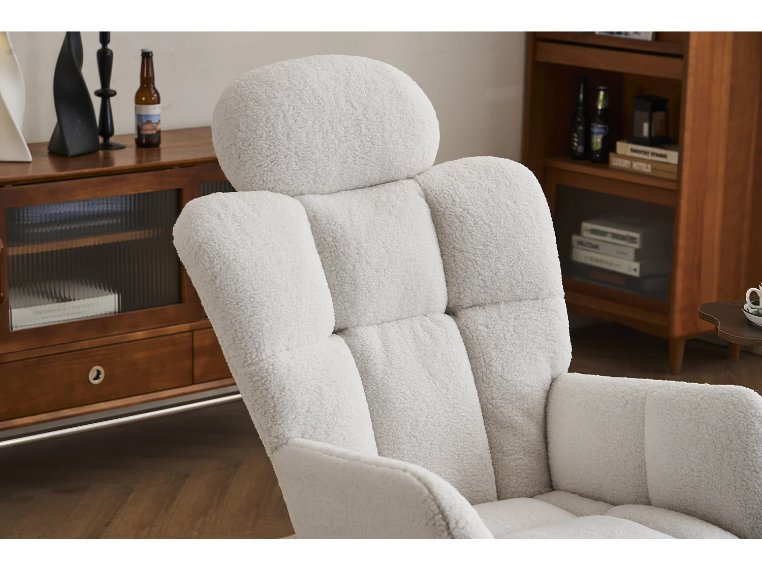 Poltrona a dondolo in tessuto felpato, schienale trapuntato, con poggiatesta, tessuto morbido, per soggiorno e camera da letto, bianco (102x70x107 cm)