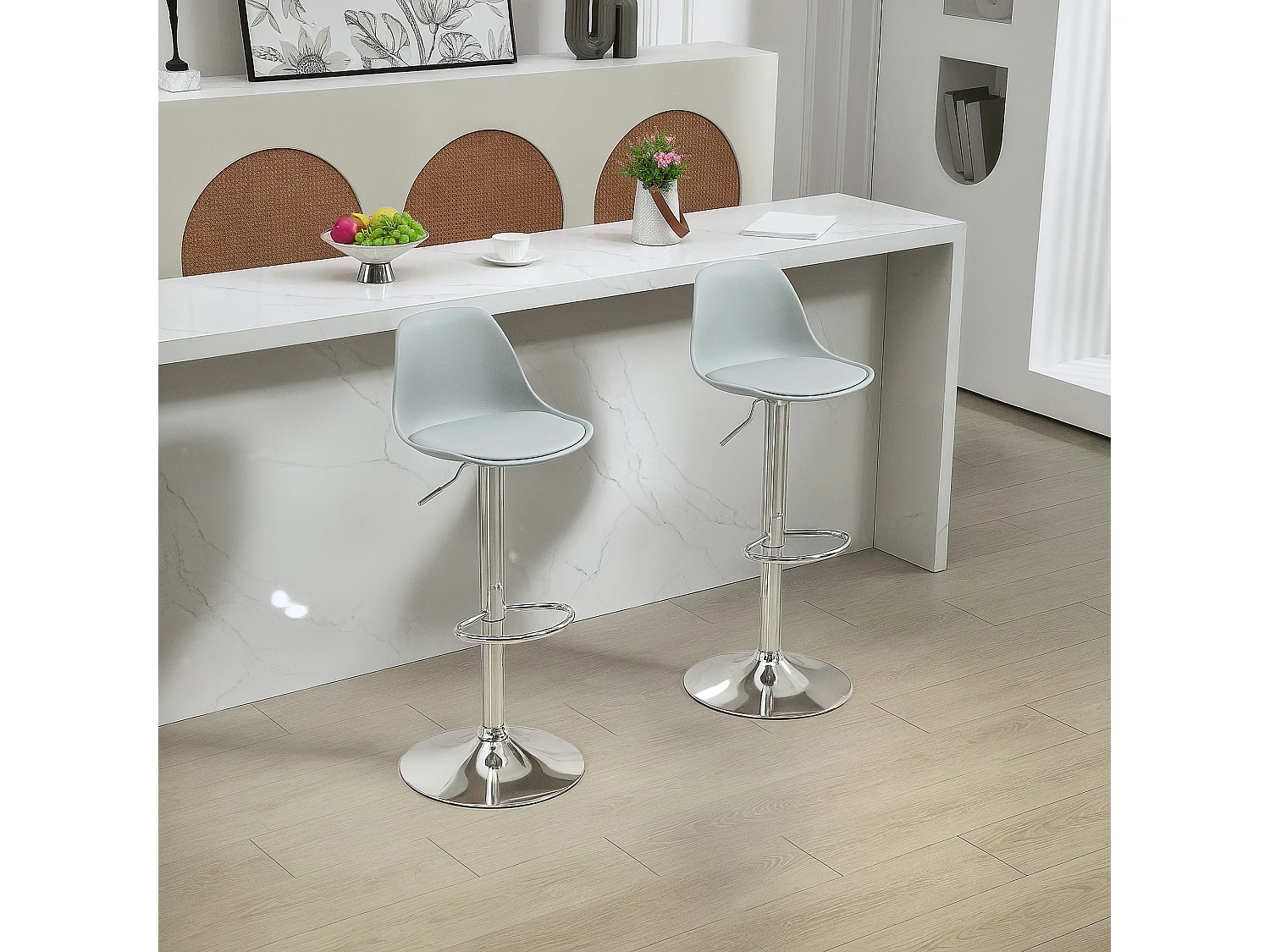 Set di 2 sgabelli da bar regolabili in altezza, schienale inclinato e base girevole, similpelle e acciaio, grigio (38x42x104 cm)