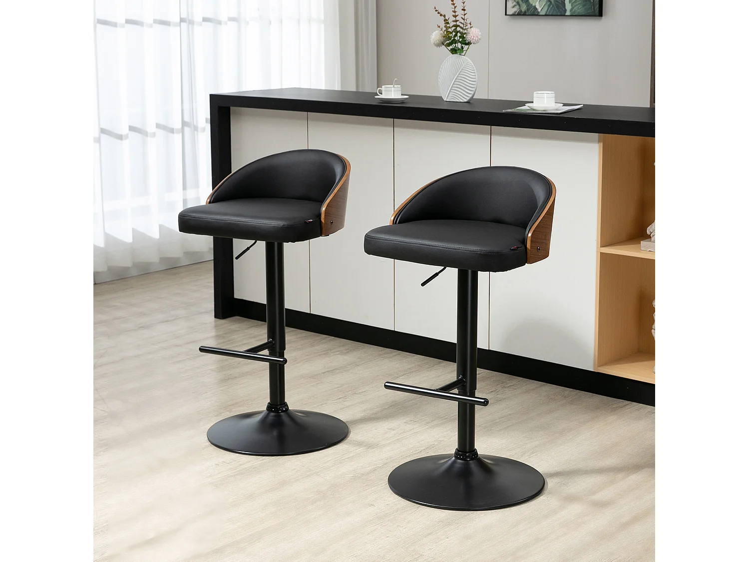 Lot de 2 tabourets de bar pivotants, réglables en hauteur, similicuir noir et bois, avec repose-pieds (48x49.5x76-96cm)