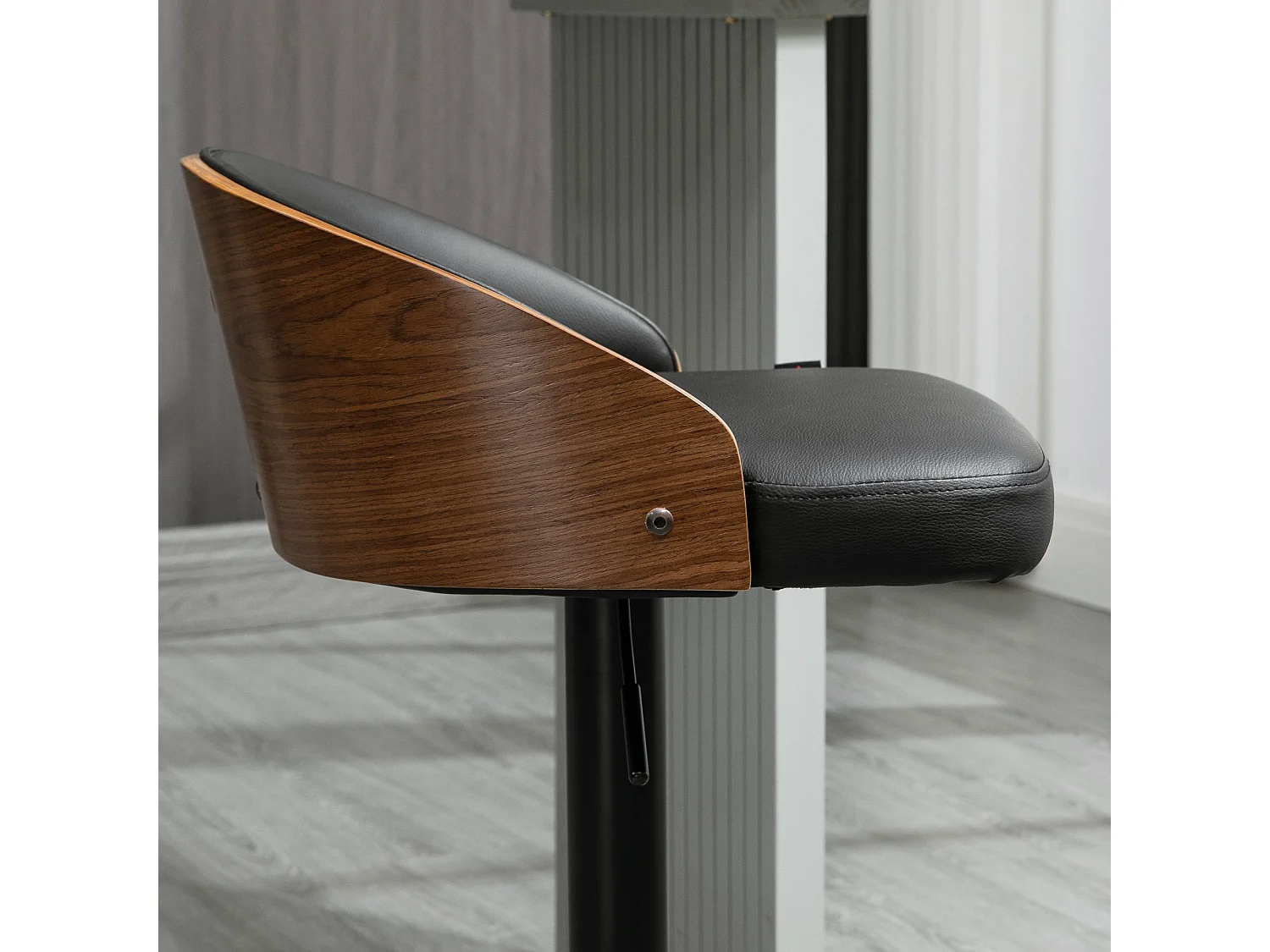 Lot de 2 tabourets de bar pivotants, réglables en hauteur, similicuir noir et bois, avec repose-pieds (48x49.5x76-96cm)