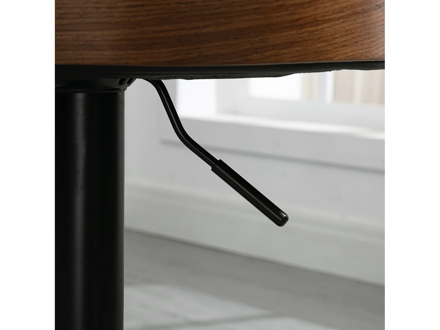 Lot de 2 tabourets de bar pivotants, réglables en hauteur, similicuir noir et bois, avec repose-pieds (48x49.5x76-96cm)