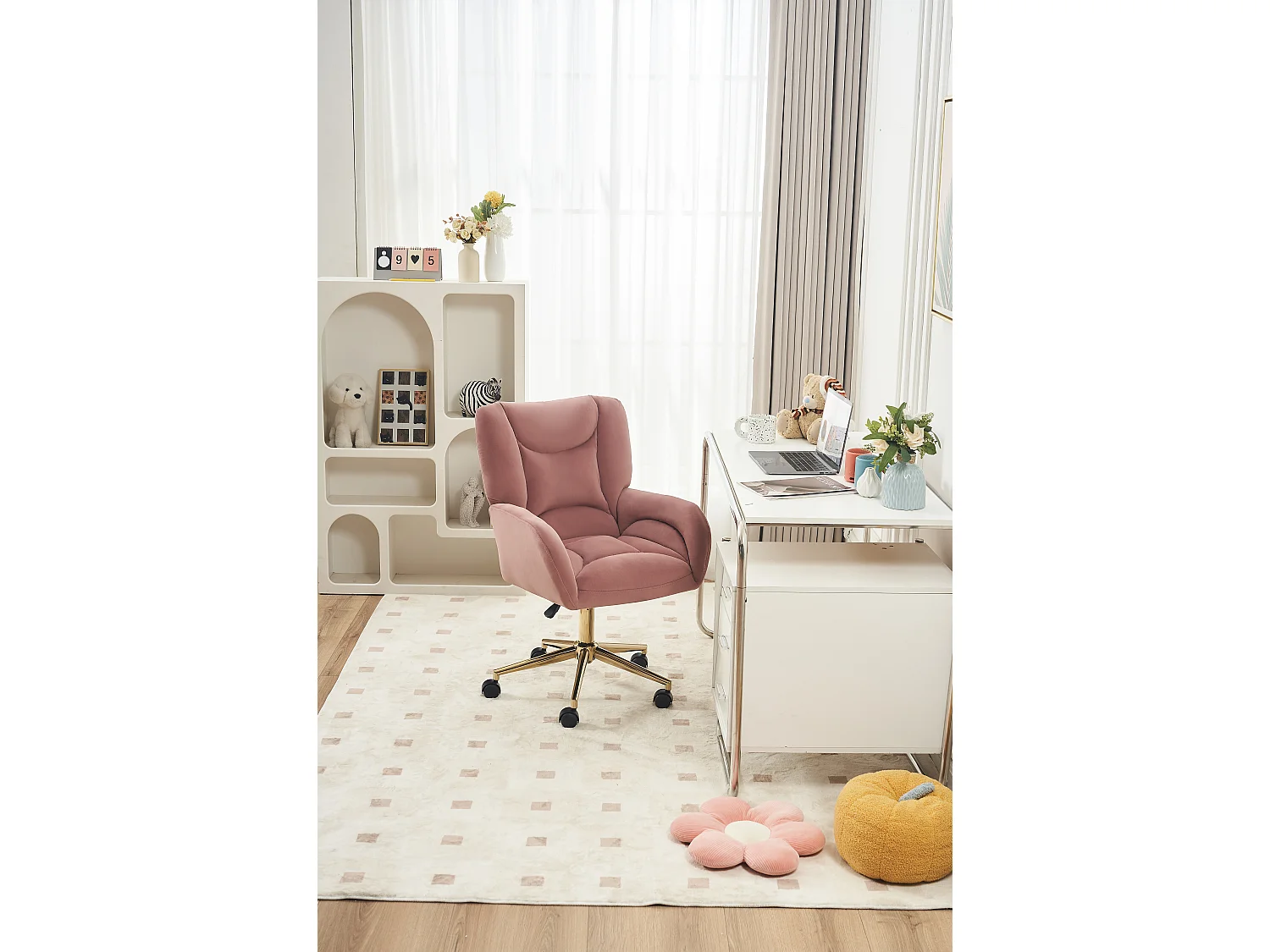 Draaibare fluwelen bureaustoel met gouden metalen voet, verstelbare hoogte en schuimvulling, modern design, roze (64x62x92,5 cm)