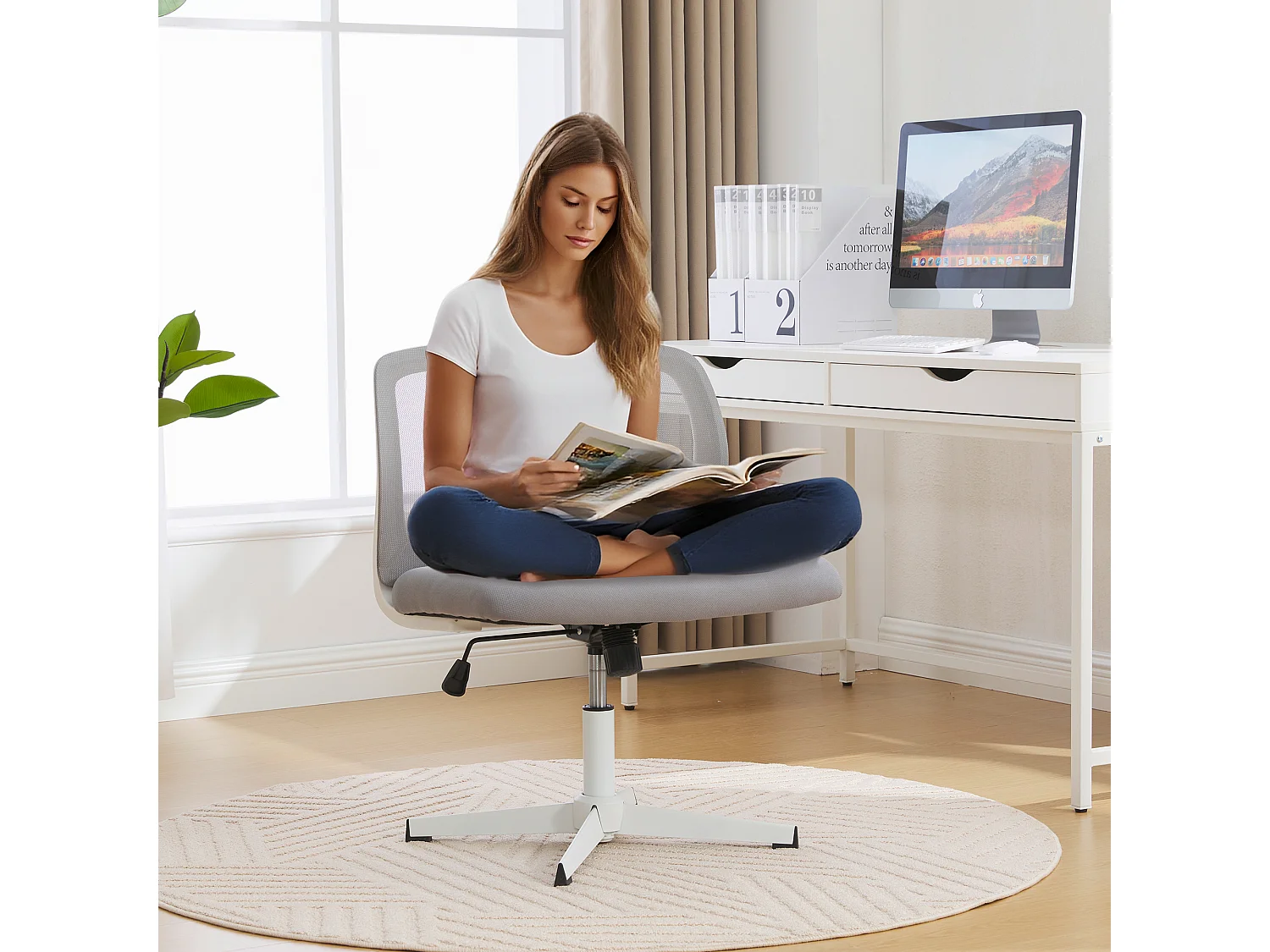 Sedia da ufficio senza braccioli, schienale in rete, ampia seduta imbottita, inclinazione e altezza regolabili, girevole a 360°, grigia (61x55x73cm)