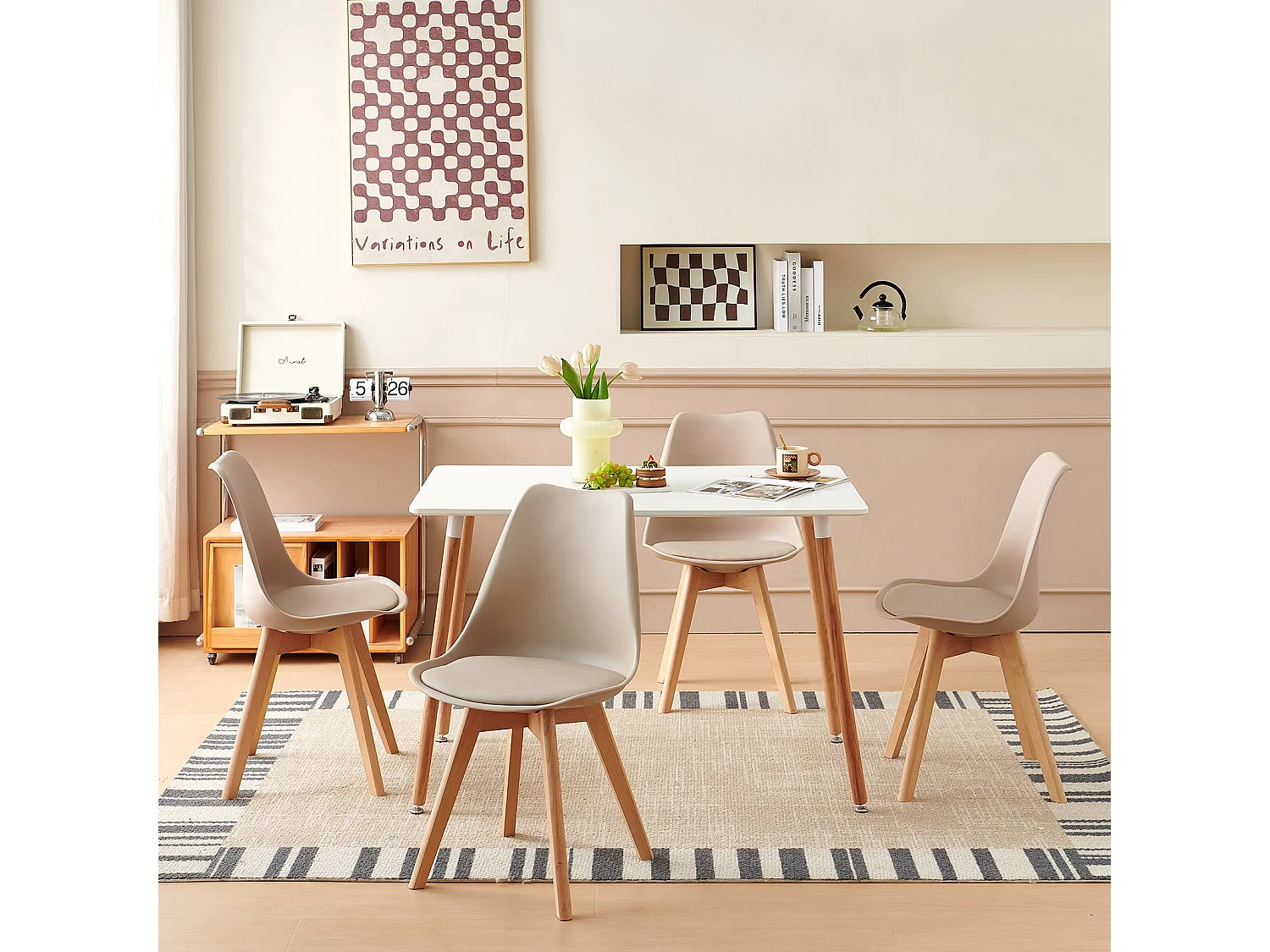 Set van 4 Retro Keukenstoelen Gestoffeerd in Lichtbeige Stof - Poten van Massief Beukenhout