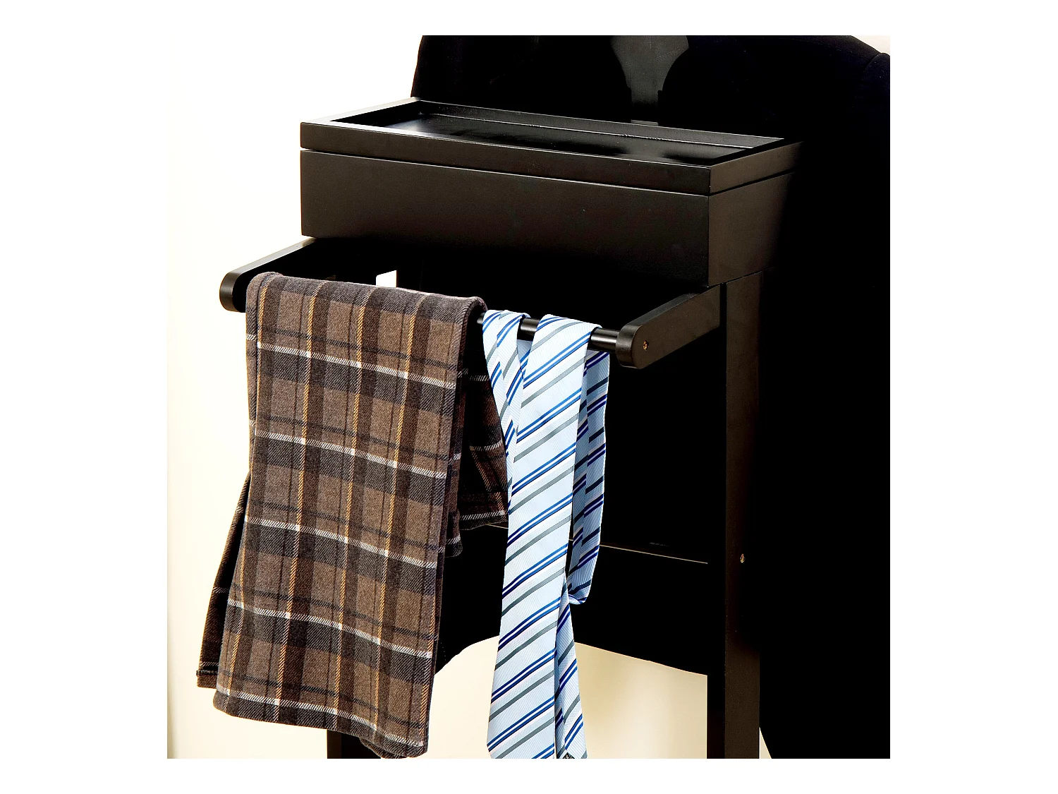 Tragbarer schwarzer Kleiderständer mit Stauraum