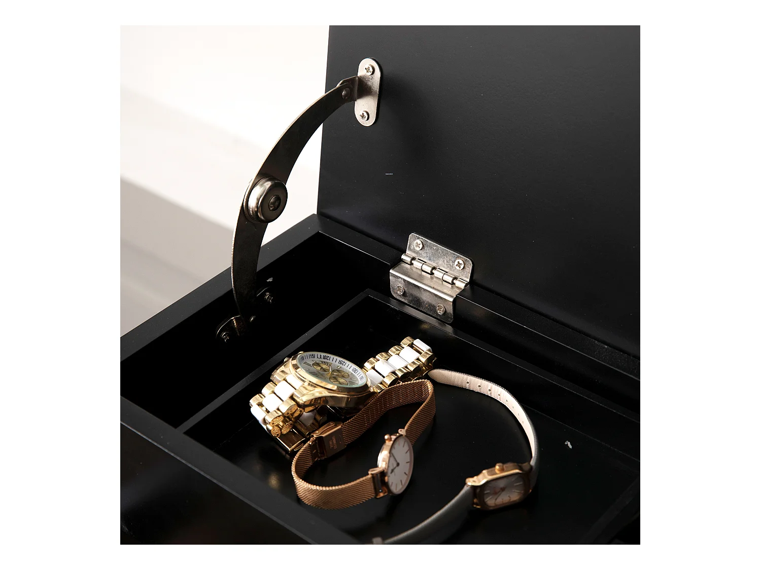 Tragbarer schwarzer Kleiderständer mit Stauraum