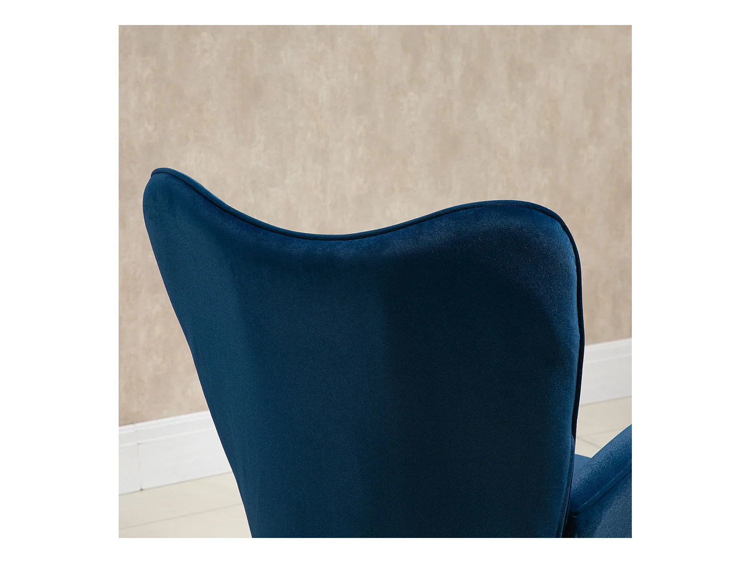 Sedia a dondolo con ali, seduta e schienale rivestiti in velluto ad alta densità