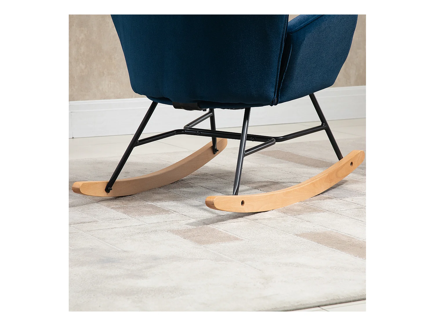 Sedia a dondolo con ali, seduta e schienale rivestiti in velluto ad alta densità