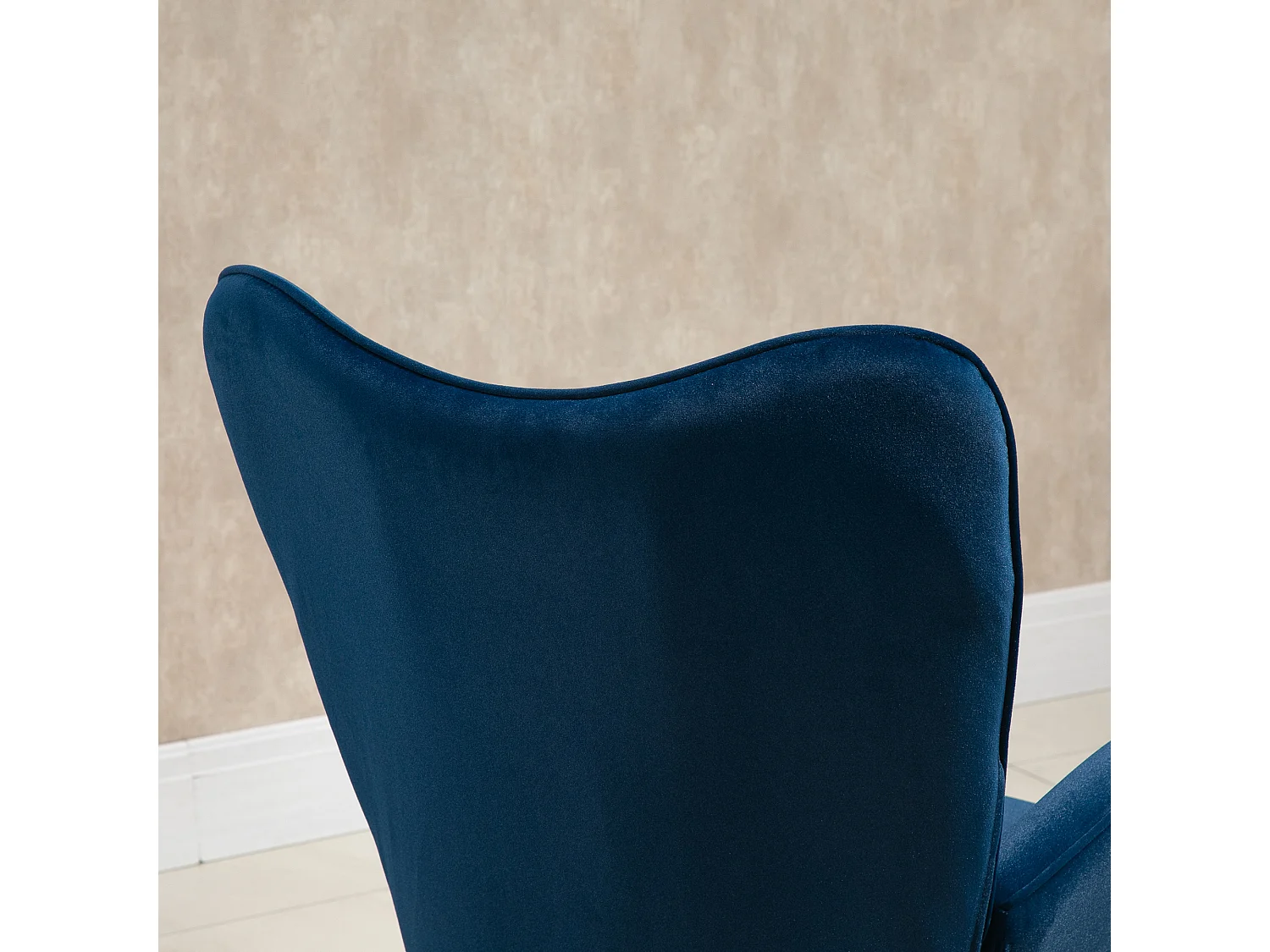 Schommelstoel met vleugels, zitting en rugleuning bekleed met fluweel met hoge dichtheid