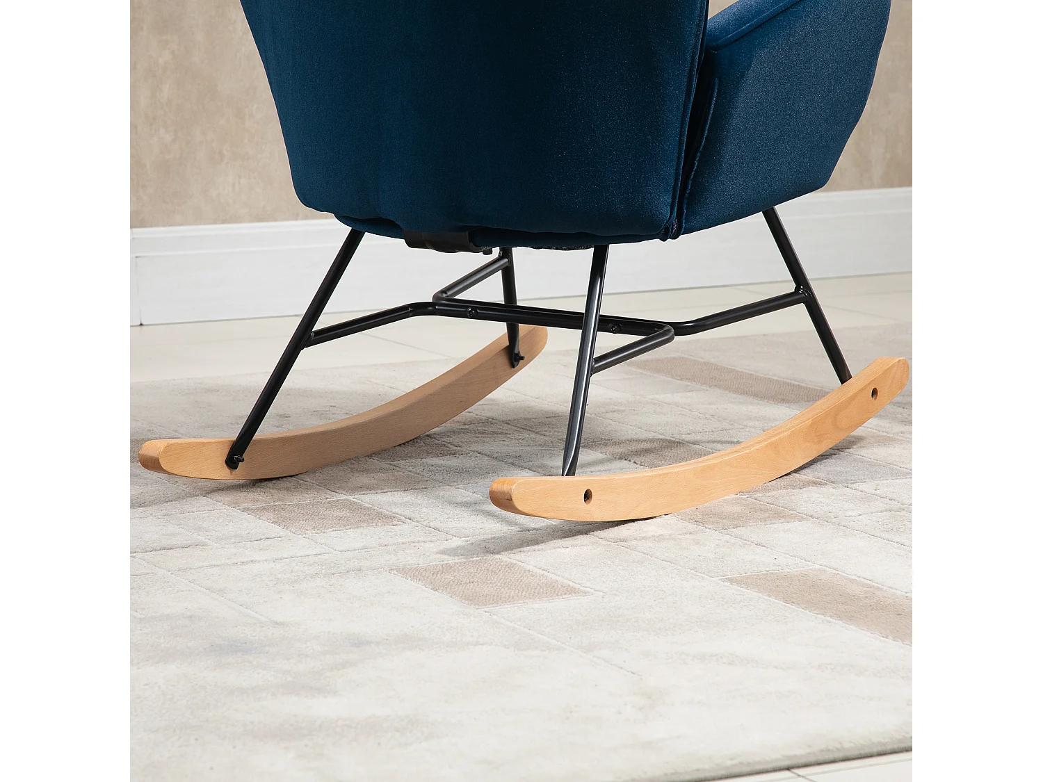 Schommelstoel met vleugels, zitting en rugleuning bekleed met fluweel met hoge dichtheid