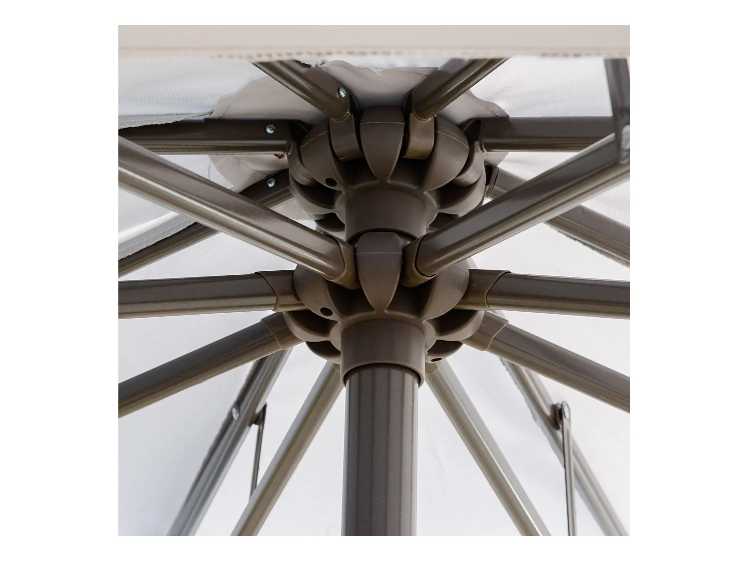 Ombrellone a braccio Ø 2,67 x 2,45 m, doppio telo con manovella, base a croce, acciaio