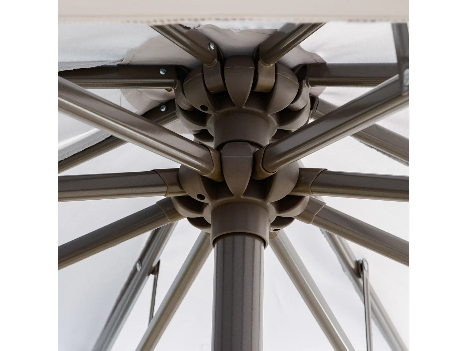 Parasol déporté Ø 2,67 x 2,45 m,double toile à manivelle,pied croisé,acier