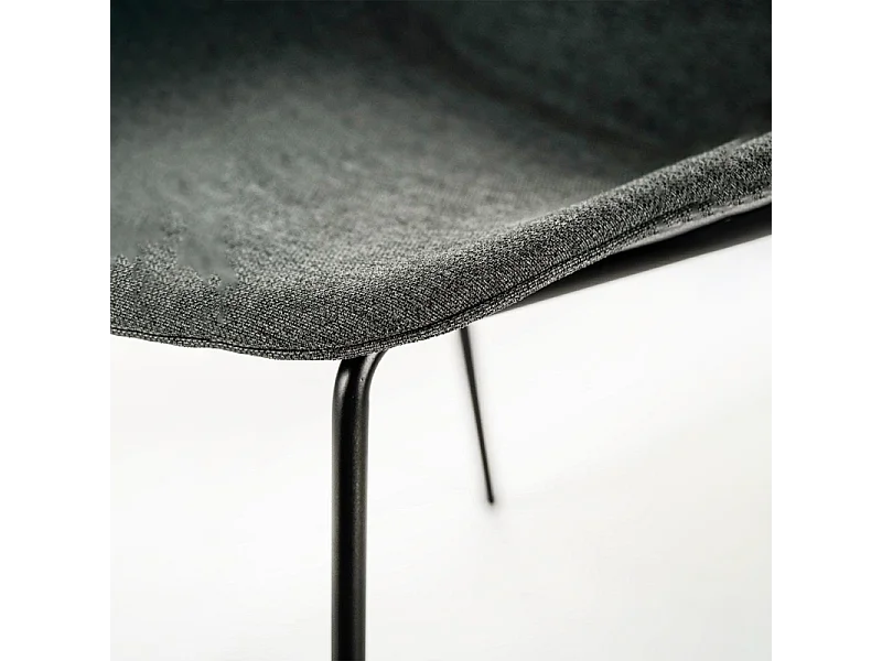 Set di 4 sedie da pranzo in tessuto grigio scuro "Sami" con gambe in metallo verniciato eleganti moderne