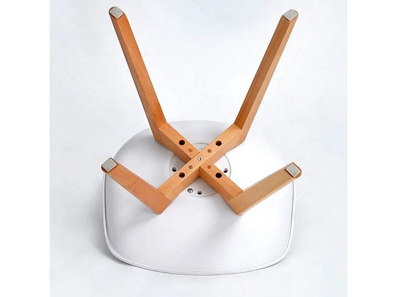 Set mit 2 weißen Kunstleder-Polsterstühlen "Stilezze" mit Holzbeinen cm 52x48,5 82h