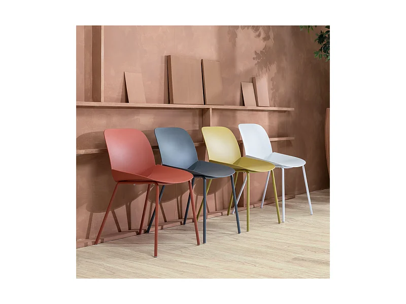 Lot de 4 chaises modernes en polypropylène gris "Azzurra" avec structure en métal peint pour salon