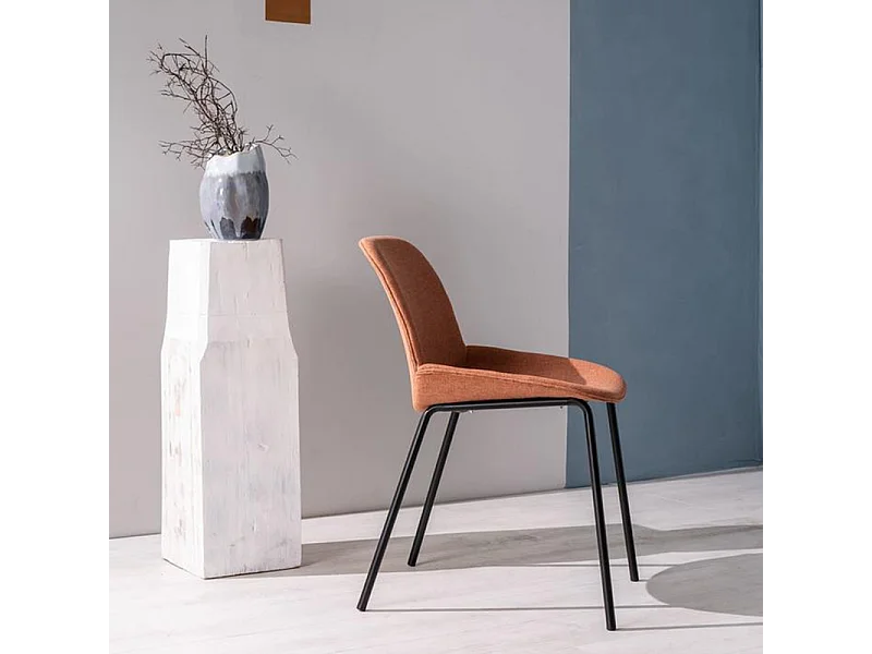 Set van 4 "Sami" roestkleurige stoffen eetkamerstoelen met elegante, modern geverfde metalen poten